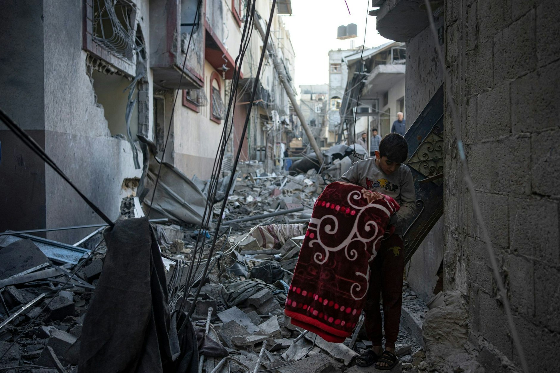 Die israelischen Angriffe auf den Gazastreifen gehen weiter. Die Menschen dort suchen in den Trümmern nach noch brauchbaren Alltagsgegenständen. Nach Angaben der Hamas-Gesundheitsbehörde sind binnen 24 Stunden 133 weitere Menschen getötet worden.  