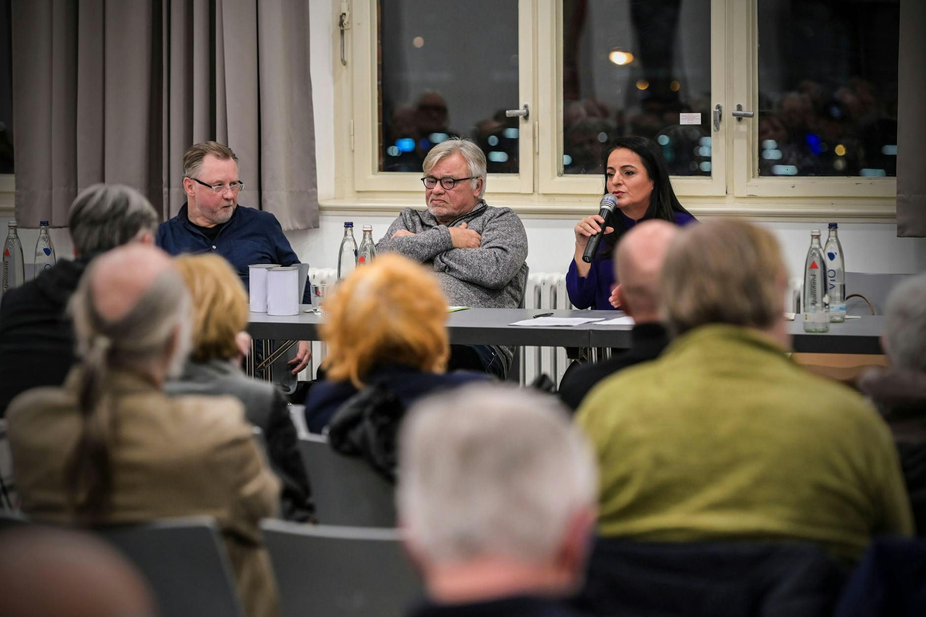 Diskussion am Ostkreuz: Viele Linke, Ex-Linke und Linksorientierte sind gekommen.