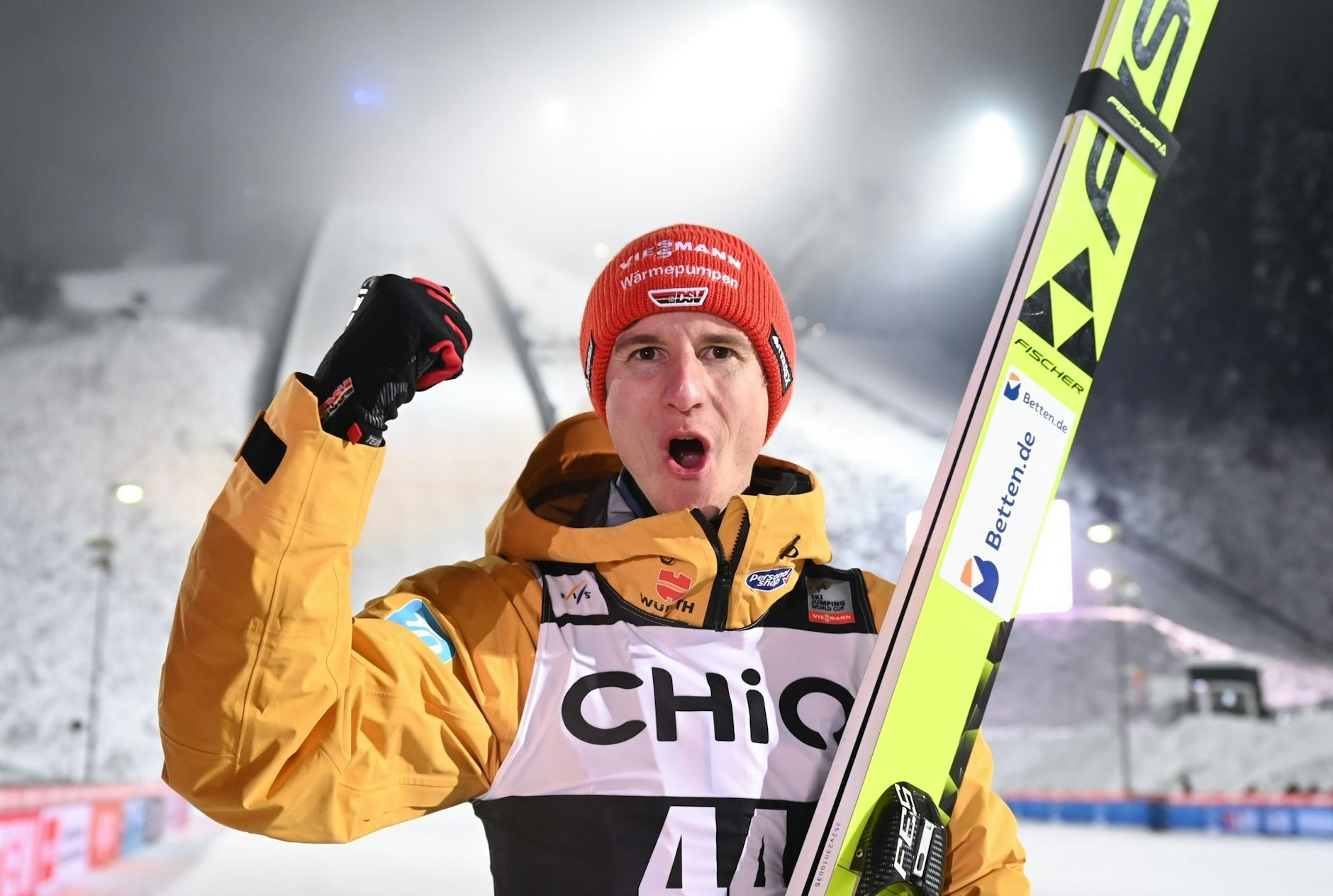 dpatopbilder - Karl Geiger aus Deutschland freut sich über seinen Sieg beim Skisprung-Weltcup im sächsischen Klingenthal.  