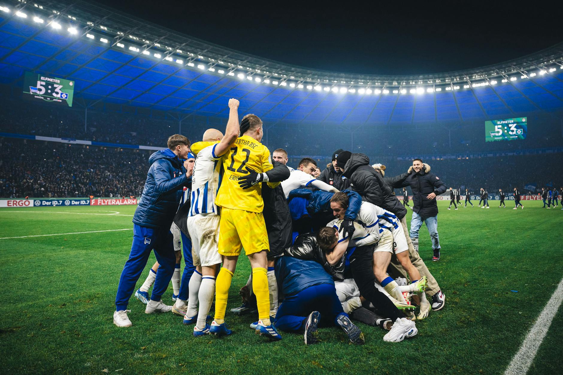 So sehen Sieger aus: Die Spieler und das Trainerteam feiern den Pokalsieg gegen den HSV. Weitere Gänsehaut-Momente sollen folgen. 