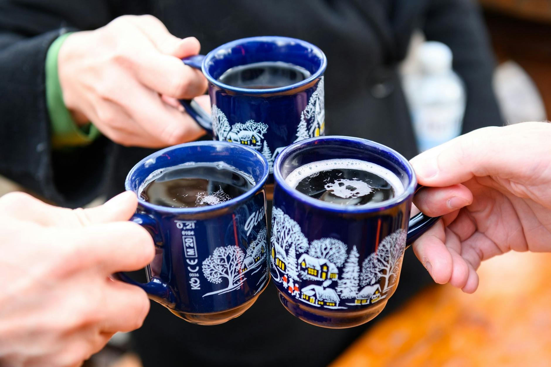 Glühwein gehört auf dem Weihnachtsmarkt einfach dazu. Aber: Wer ihn genießen will, muss tief in die Tasche greifen!