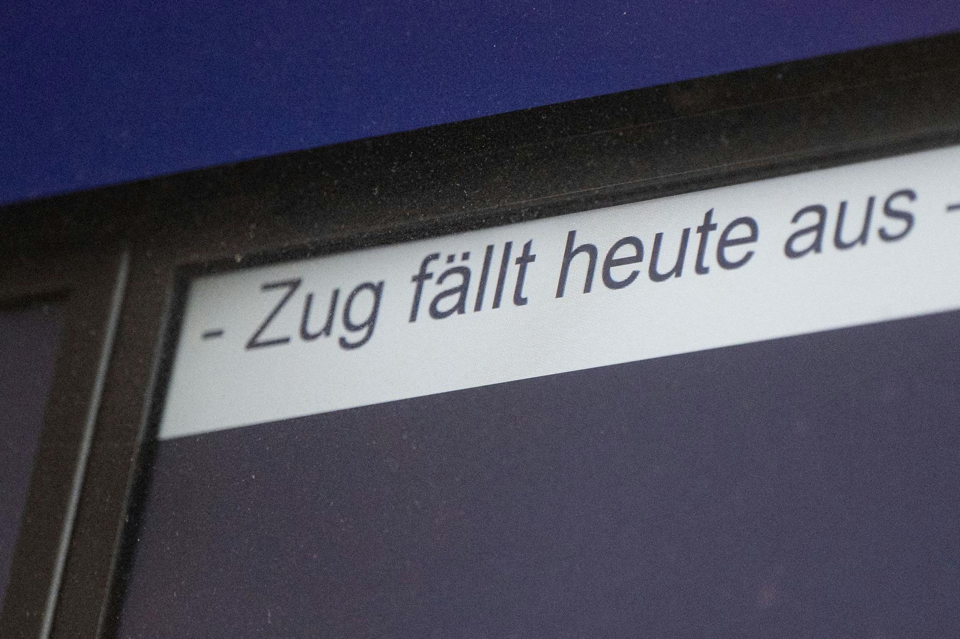 Ein neuer Bahnstreik im Januar? Eine Anzeige der Bahn weist auf einen Zugausfall hin. (Symbolbild)