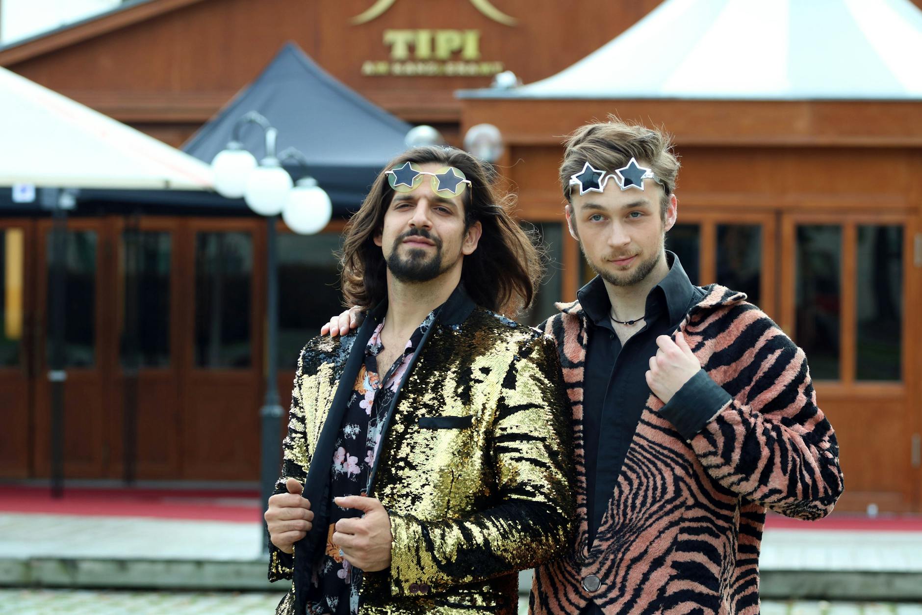 „Wir empfangen so viel Liebe“: Siegfried & Joy vor dem Tipi am Kanzleramt.