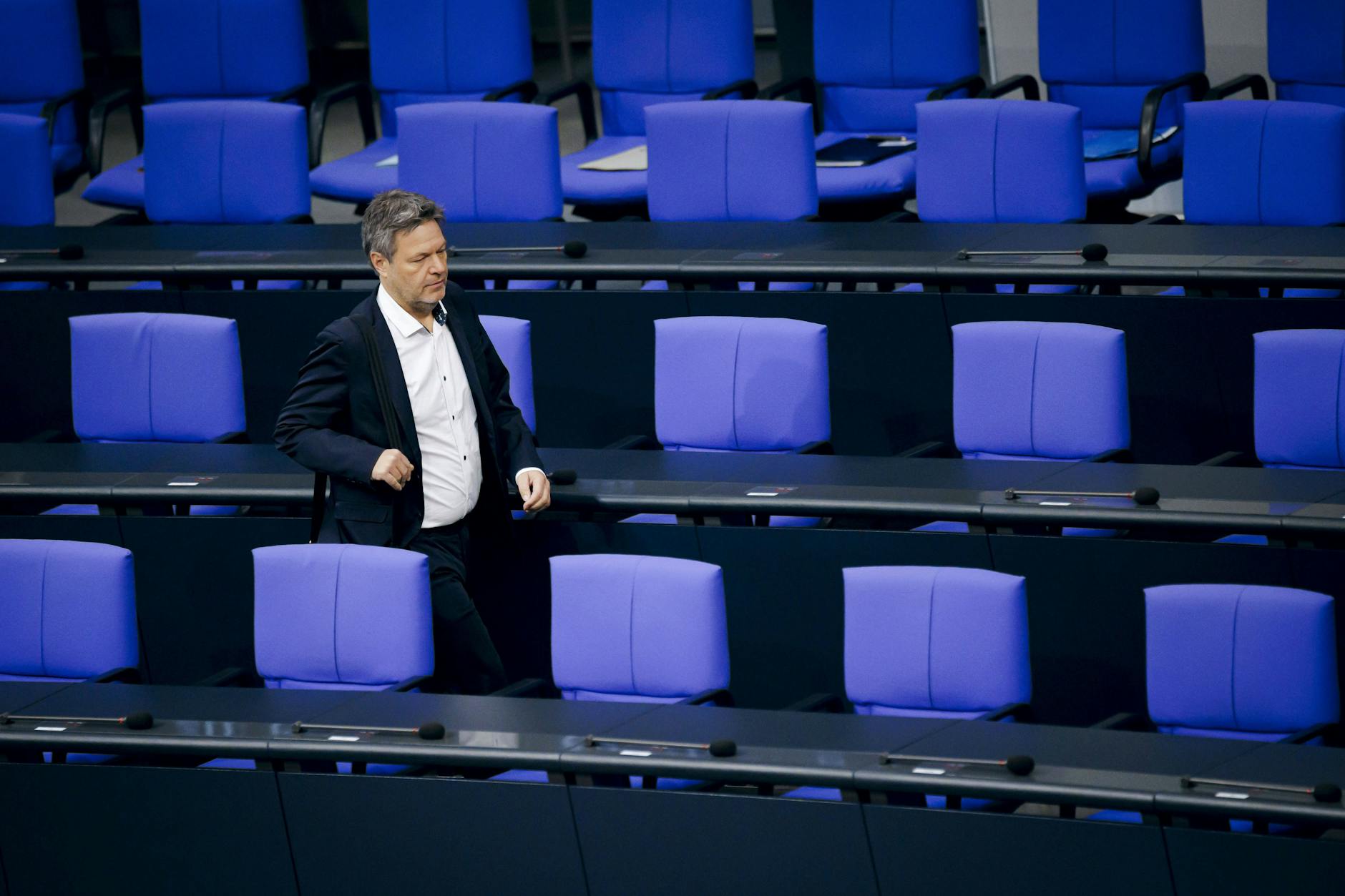 Wirtschaftsminister Robert Habeck (Grüne) vor leeren Stühlen im Deutschen Bundestag.