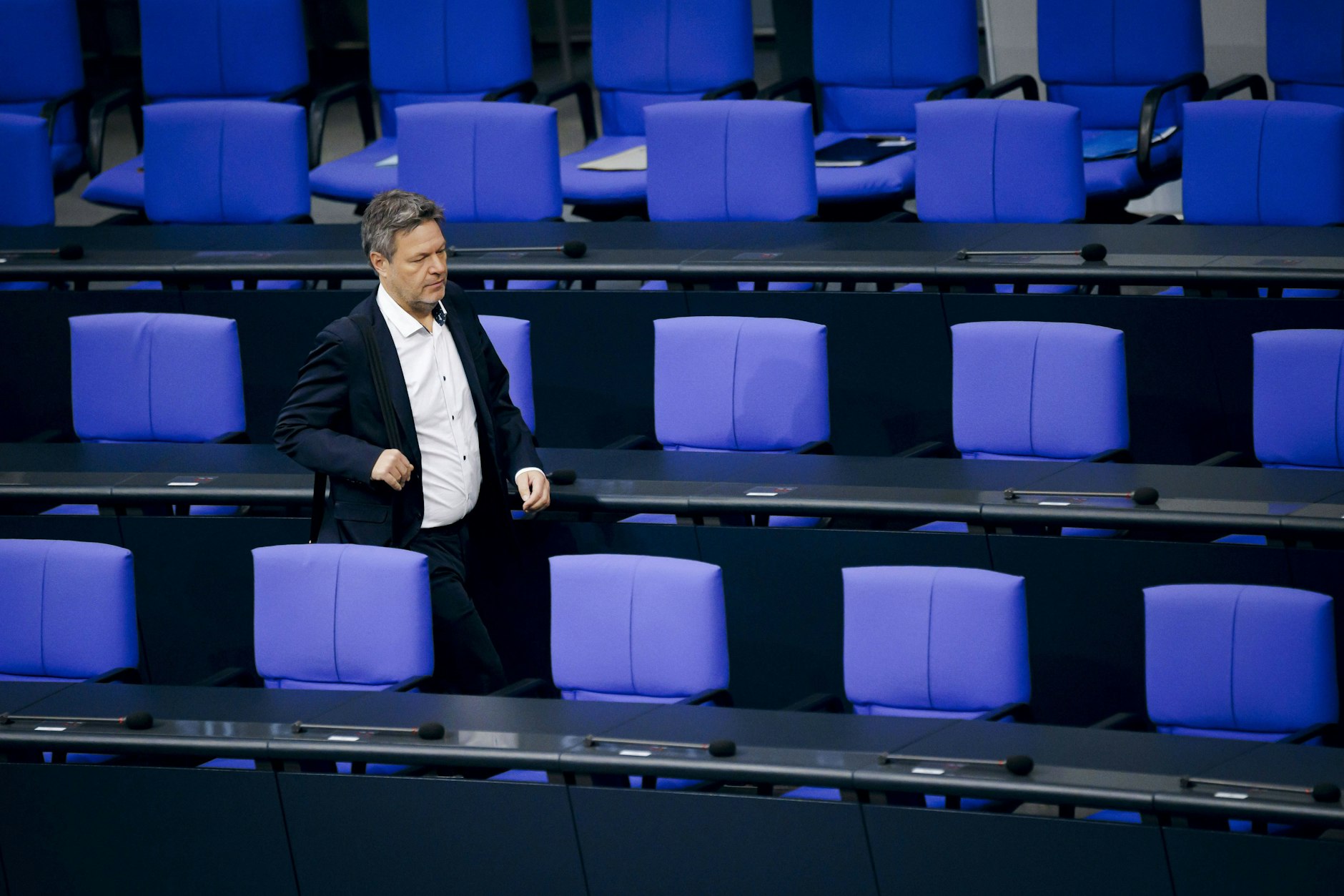 Wirtschaftsminister Robert Habeck (Grüne) vor leeren Stühlen im Deutschen Bundestag.