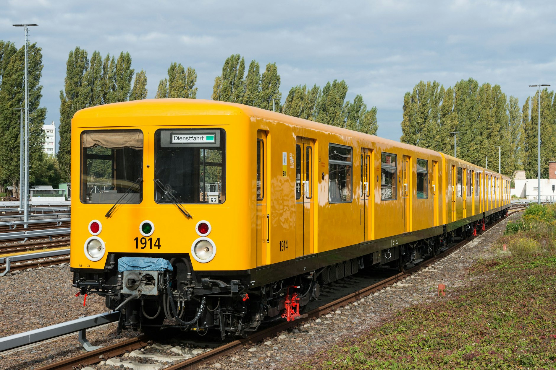 Steht da im neuen Glanz: Ein U-Bahn-Zug der Baureihe EIII, der einst im Ost-Berliner Untergrund unterwegs war.