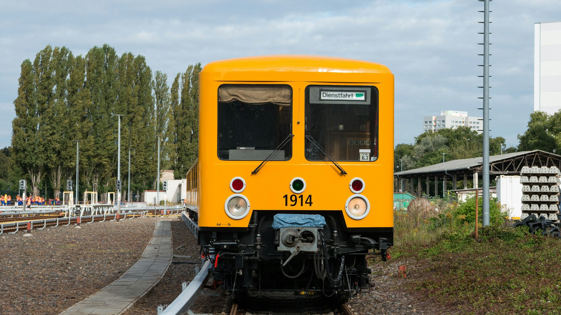Man sieht die Ähnlichkeit: Der legendäre U-Bahn-Zug aus DDR-Zeiten entstand aus einer alten S-Bahn-Baureihe.