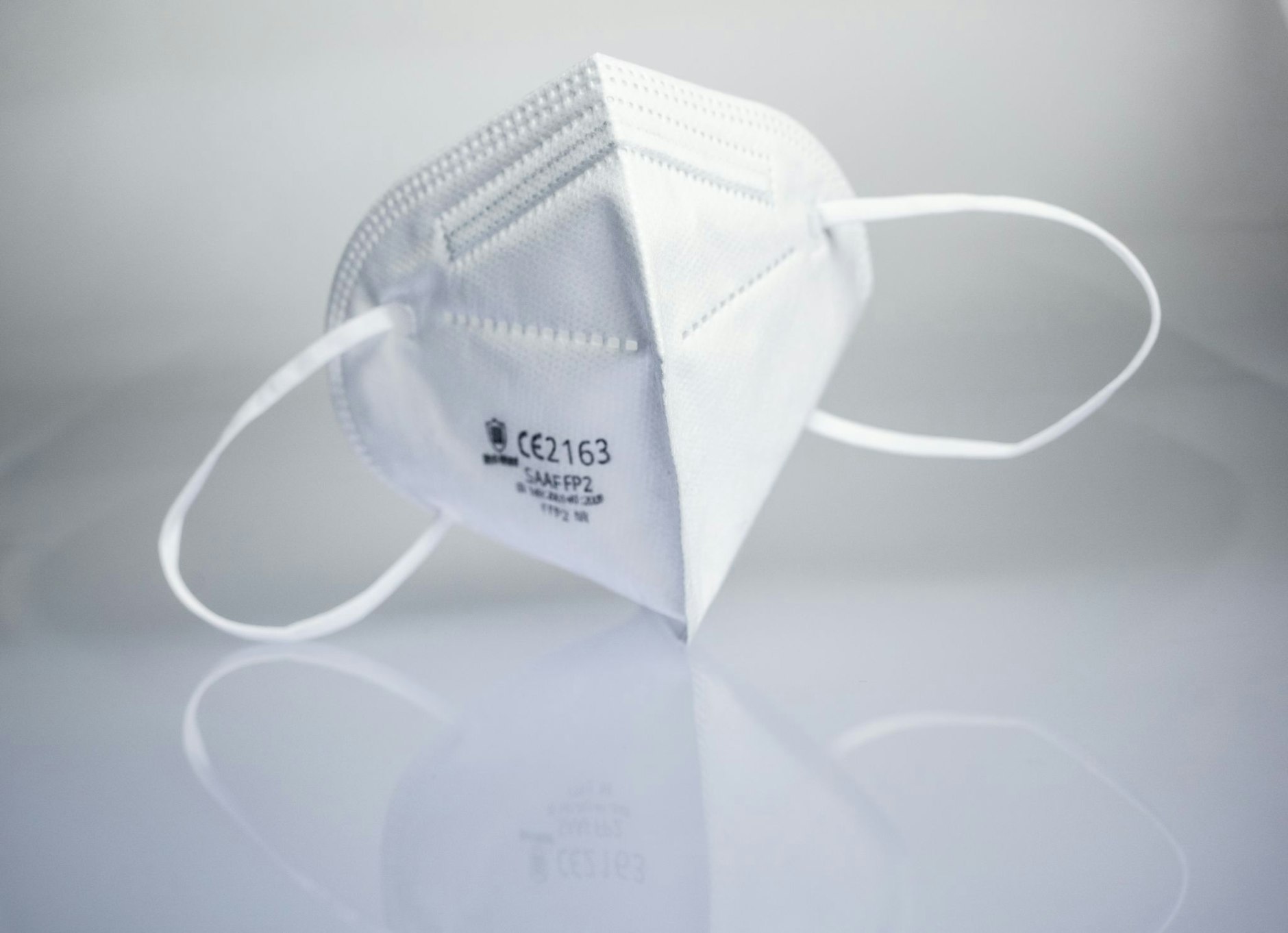 ARCHIV - Eine FFP2-Maske liegt auf einem Leuchttisch. on