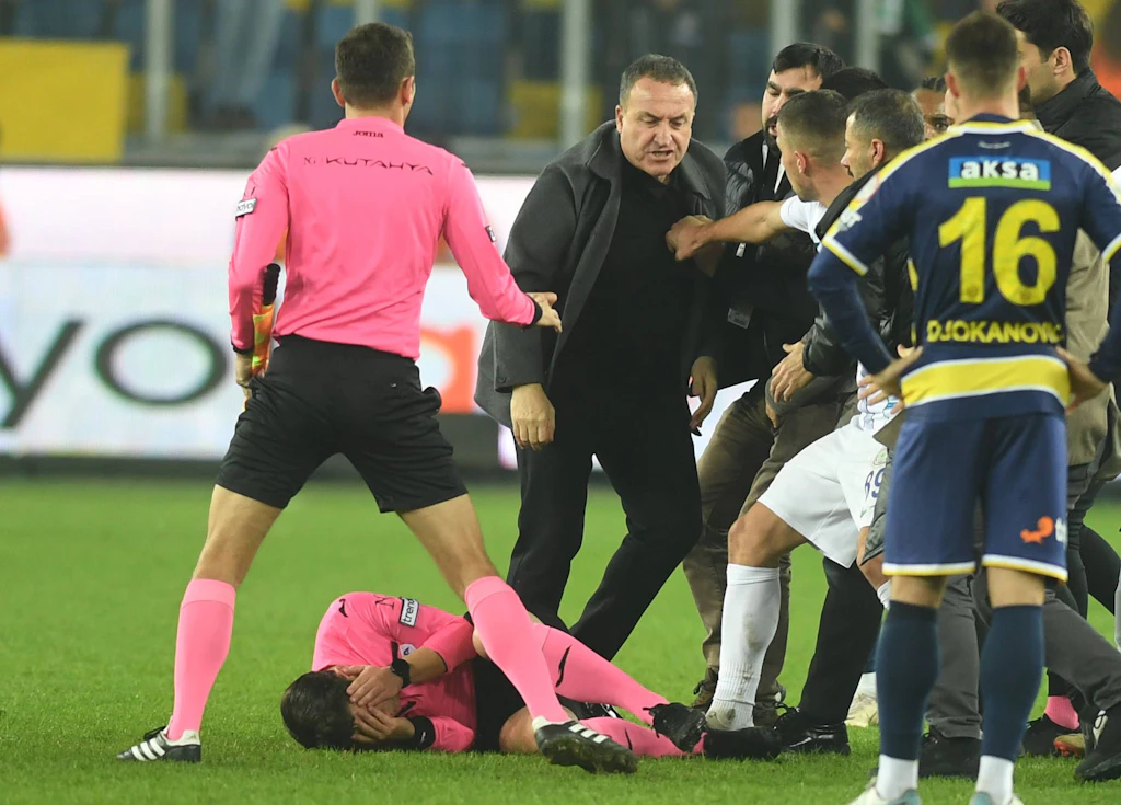 Hertha BSC: Skandal um Cigerci-Klub Ankaragücü, Präsident prügelt Schiri nieder