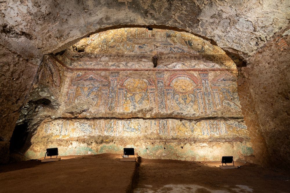 Pietre multicolori adornano i rivestimenti murali delle antiche case romane.