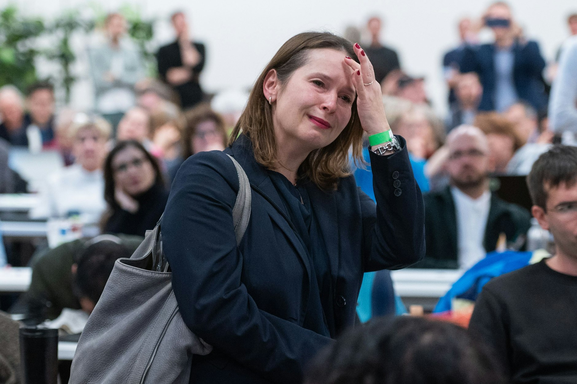 Tanja Prinz (Bündnis 90/Die Grünen) verlässt am Sonnabend weinend die Landesdelegiertenkonferenz ihrer Partei, nachdem sie auch im dritten Wahlgang nicht gewählt wurde.