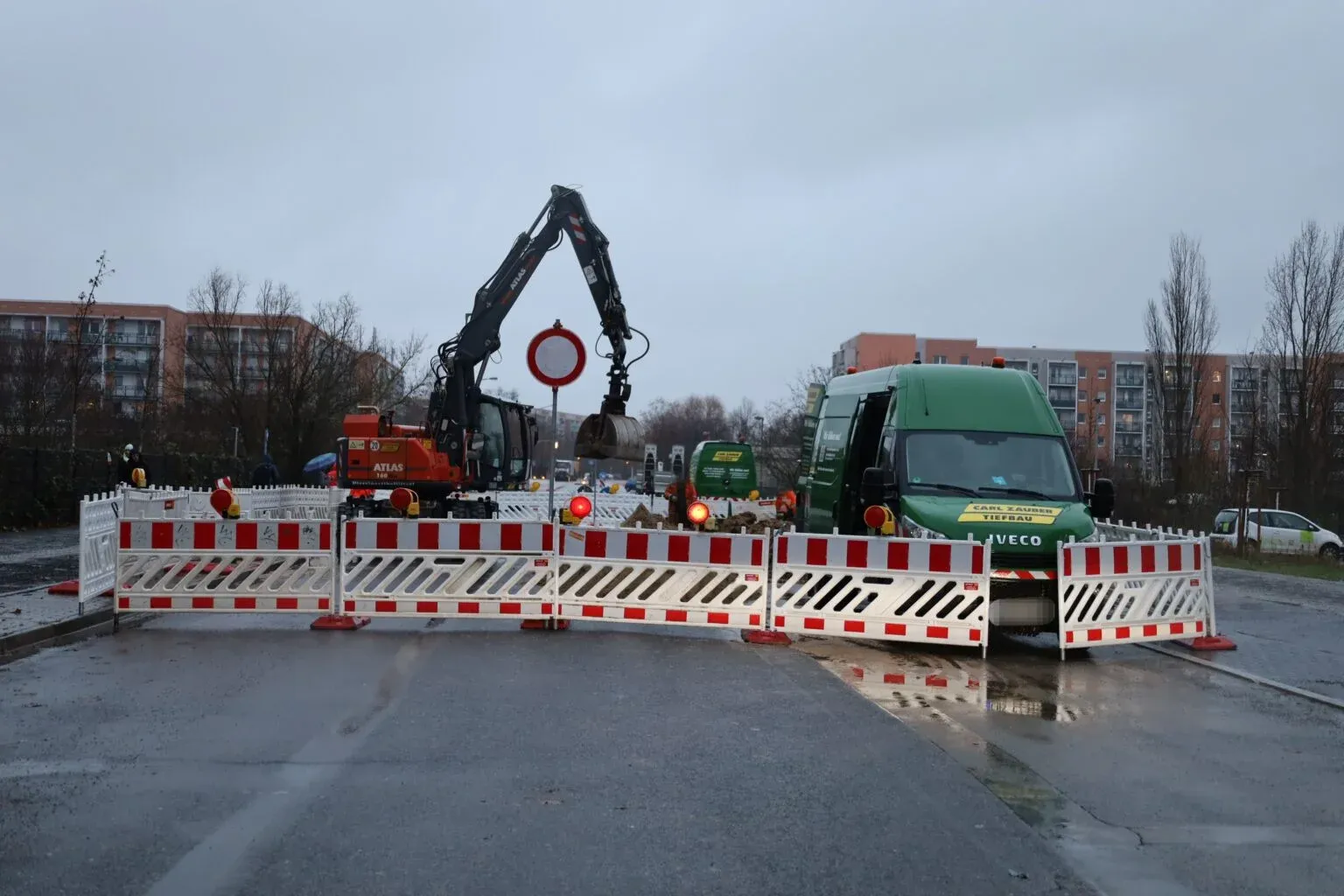 Wasserrohrbruch in Hellersdorf: Louis-Lewin-Straße wohl bis nächstes Jahr gesperrt