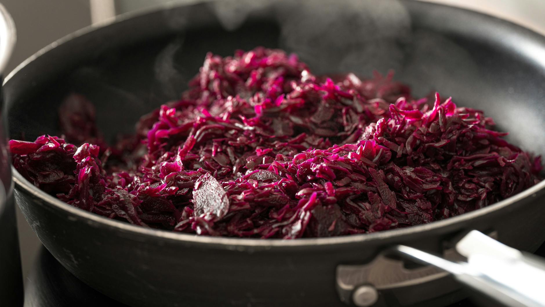 Rotkohl selber machen - das ist mit dem richtigen Rezept überhaupt nicht schwer.