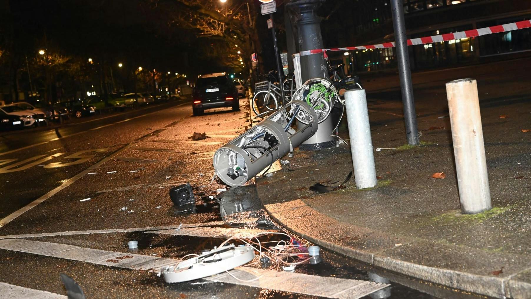 Teile des Blitzers flogen bis zu 60 Meter weit, die Detonation riss Anwohner aus dem Schlaf.