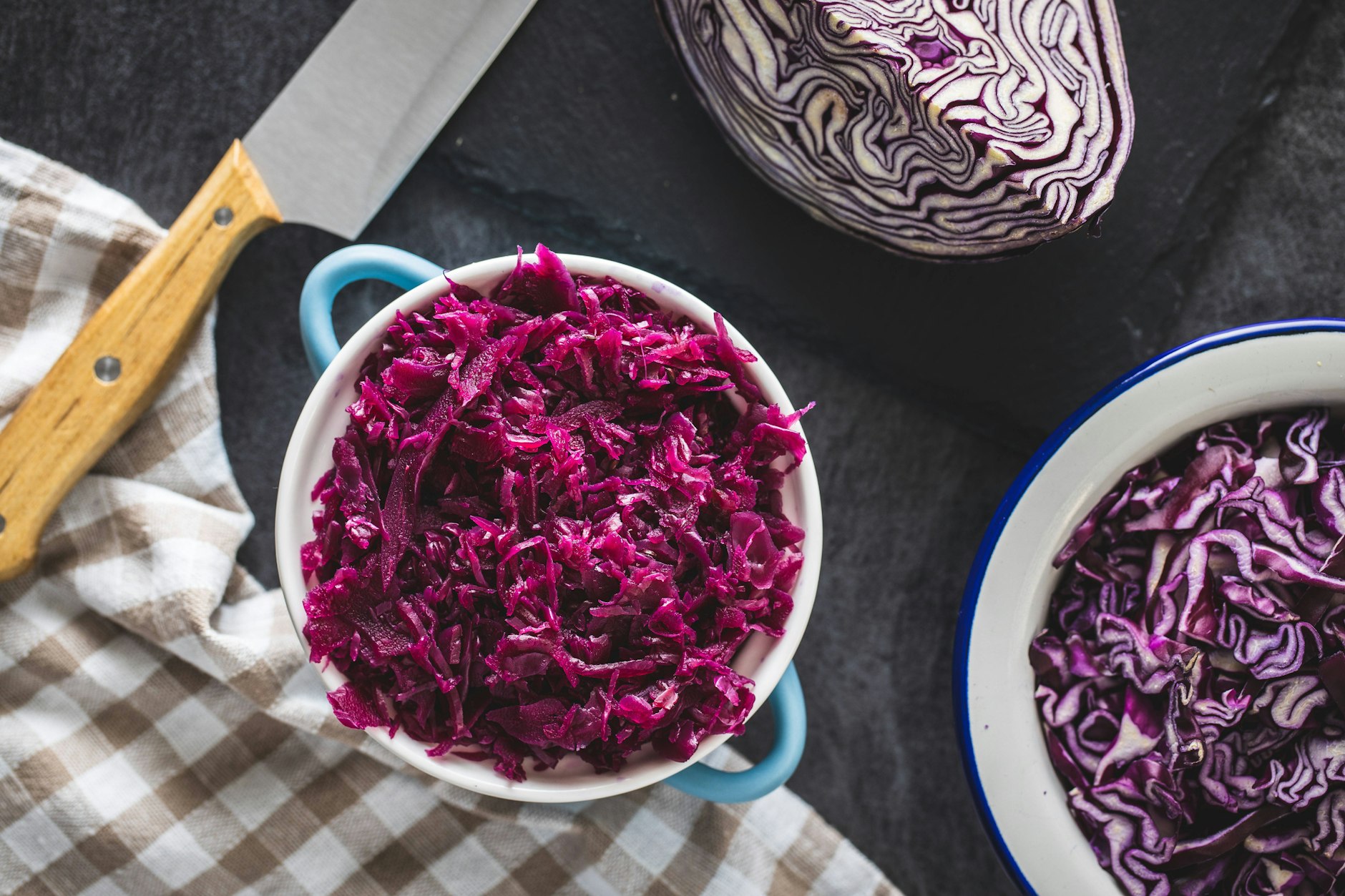Rotkohl gehört zum Weihnachts-Braten - aber wie macht man die leckere Beilage selbst? Im Rezept erfahren Sie, wie es geht!