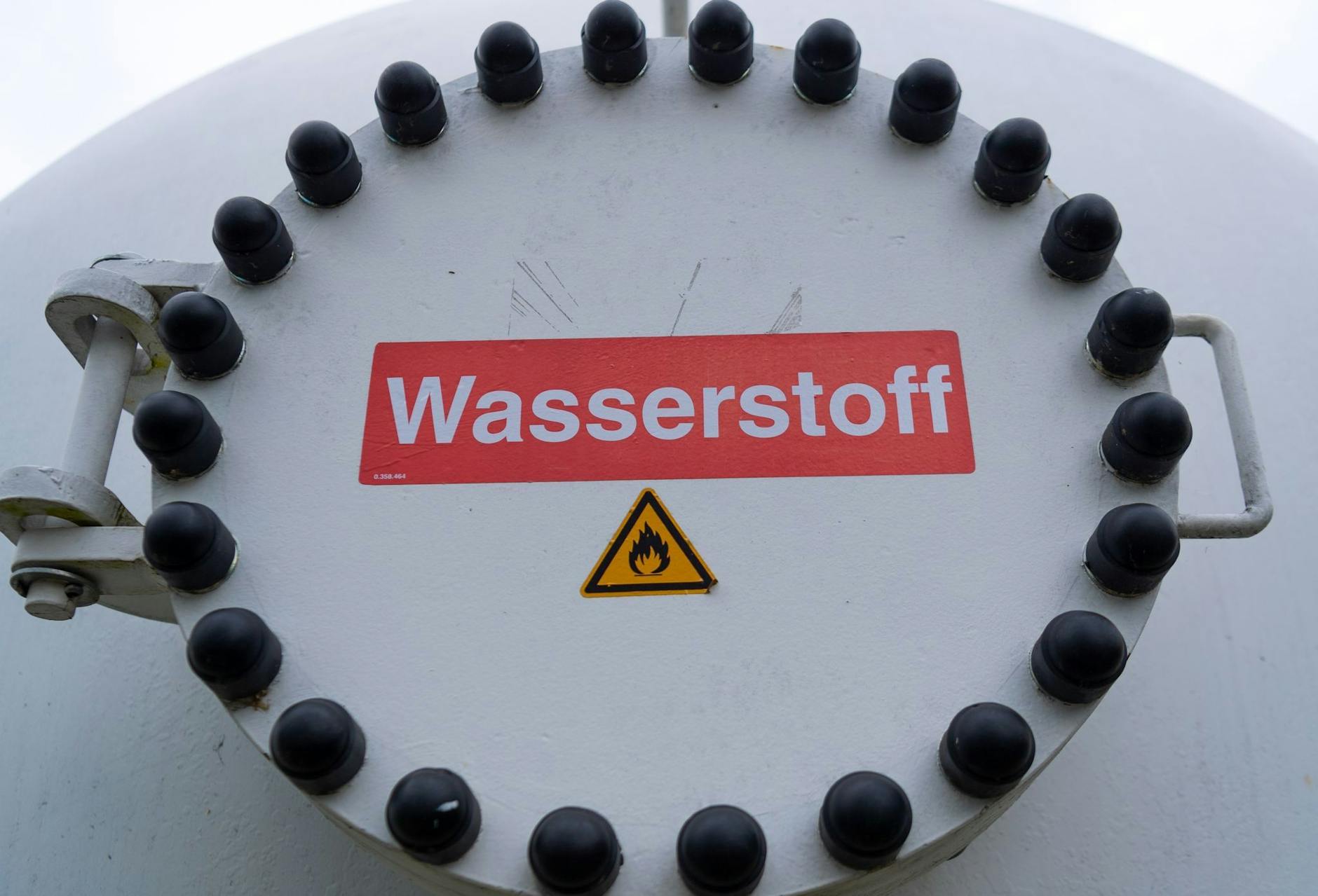 ARCHIV - Auf einem großen Wasserstoffspeicher ist die Aufschrift «Wasserstoff» zu lesen. bild