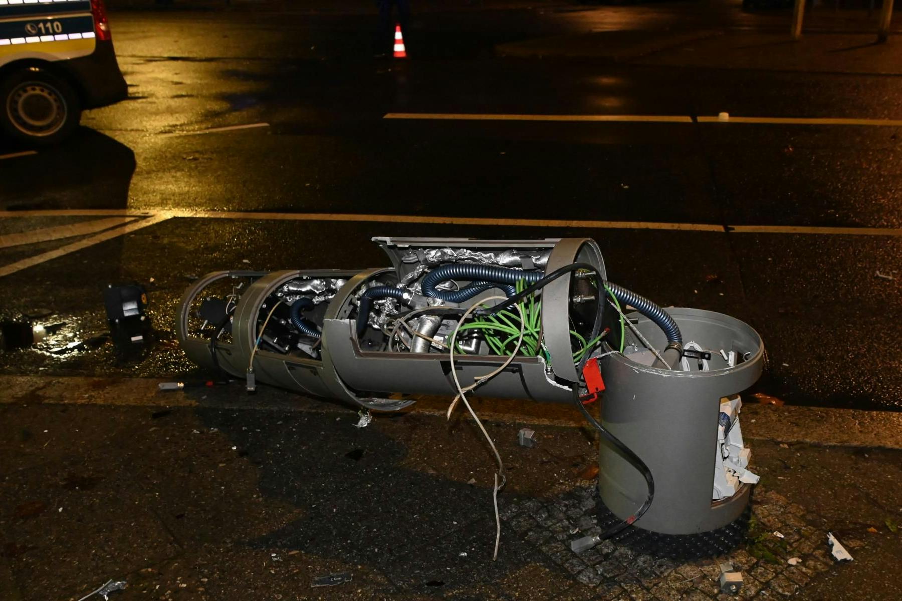 Das war mal ein Blitzer: Chaoten leiteten in der vergangenen Nacht Gas in das Gerät am Kurfürstendamm, jagten es in die Luft.