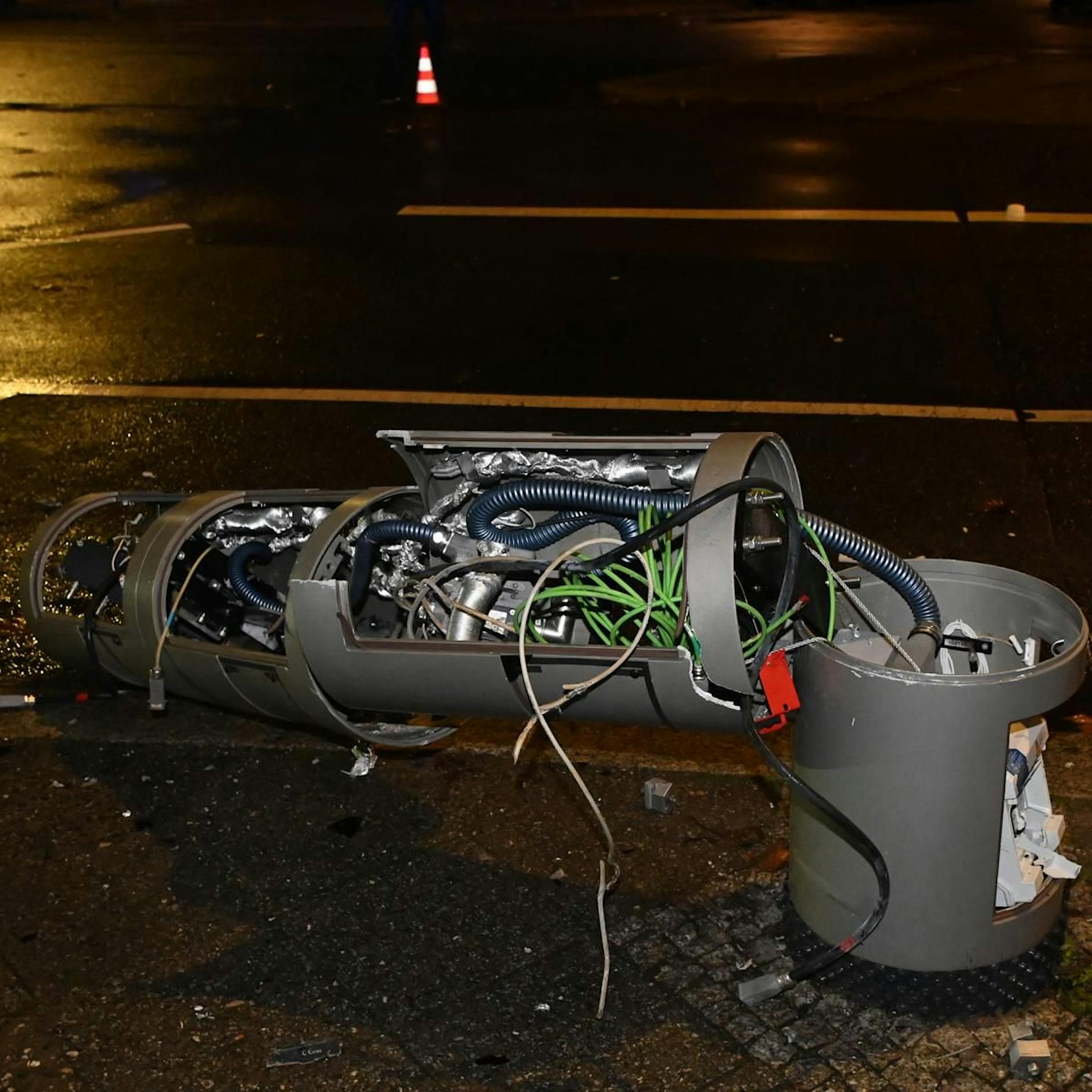 Rumms-Schock am Kurfürstendamm: Chaoten sprengen neue Blitzer-Säule!