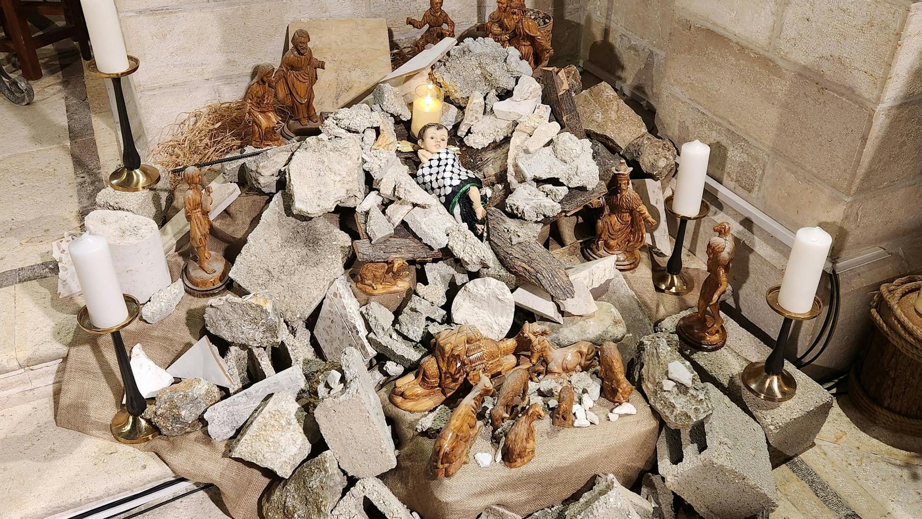 Soll an die unter Trümmern verschütteten Kinder im Gazastreifen erinnern: eine Installation von Angehörige der evangelisch-lutherischen Weihnachtskirche in Bethlehem.
