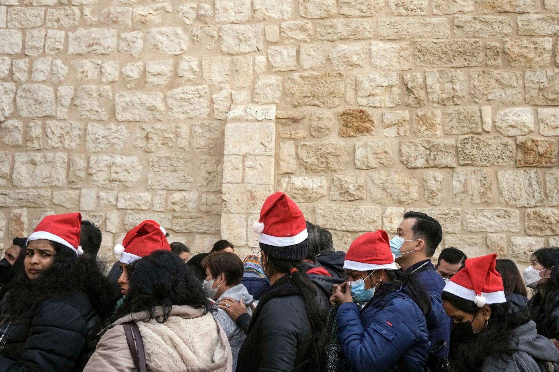 Heiligabend im vergangenen Jahr: Touristen stehen in Bethlehem vor der Geburtskirche Schlange.