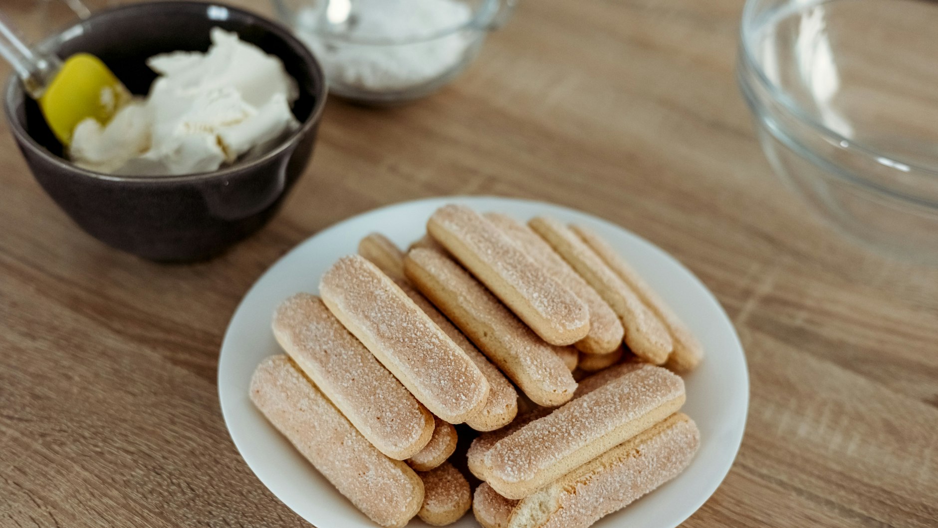 Zutaten für ein klassisches Tiramisu. Die Löffelbiskuits werden mit einer himmlisch luftigen Creme zu einem Dessertraum.&nbsp; &nbsp;