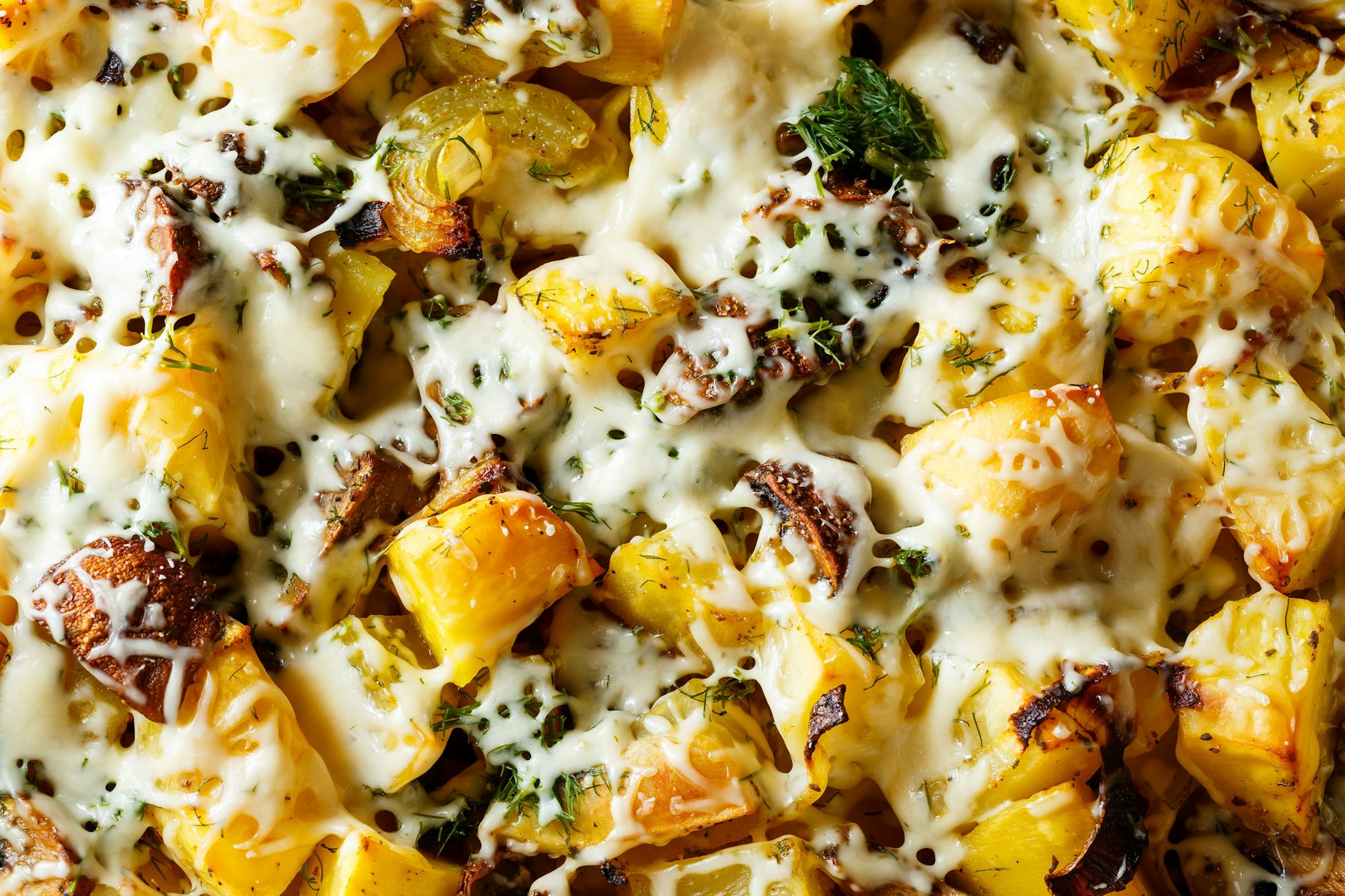 Lecker! Dieses Rezept für Kartoffel-Auflauf mit Champignons und viel Käse schmeckt der ganzen Familie.