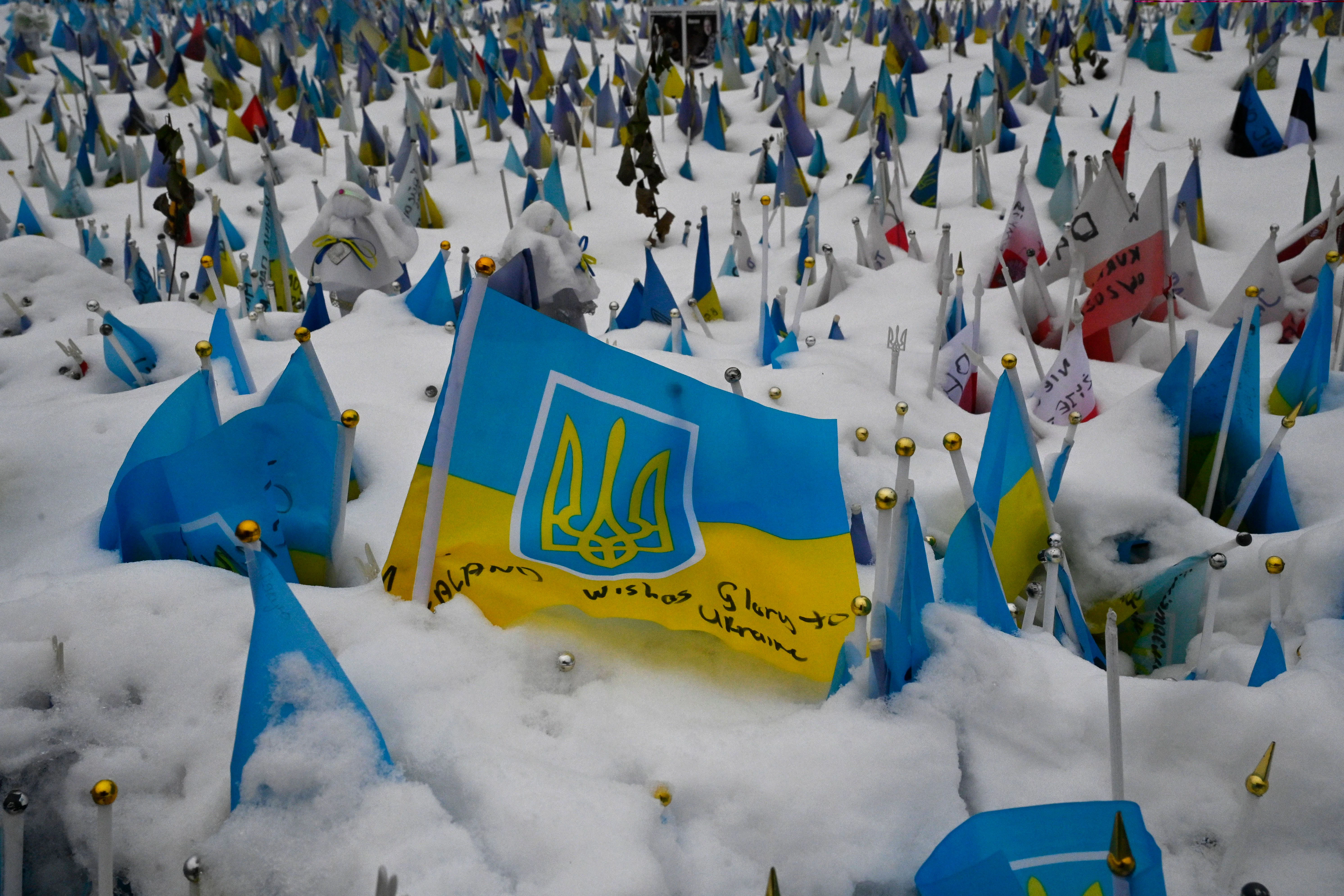 Ukrainische Flaggen mit den Namen der gefallenen Soldaten.