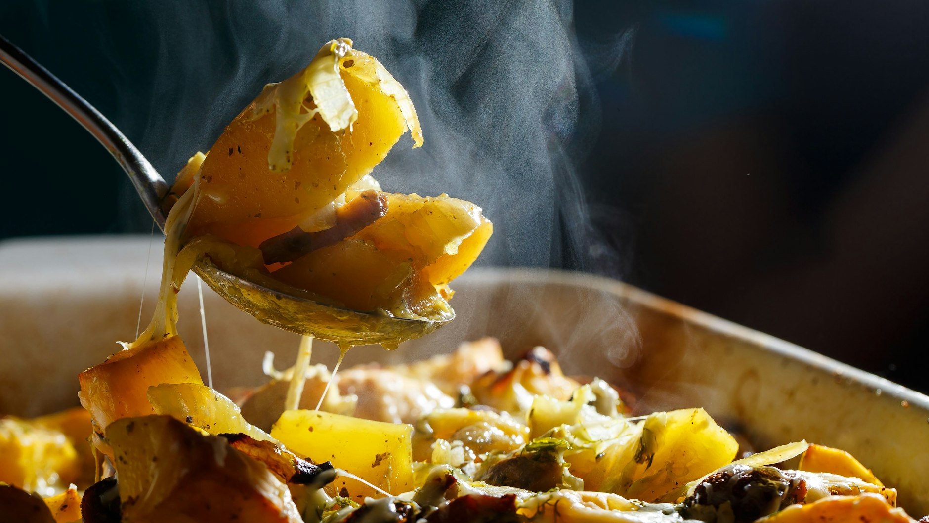 Tolles Rezept: Dieser leckere Kartoffel-Champignon-Auflauf ist schnell gemacht und schmeckt in der kalten Jahreszeit einfach perfekt.