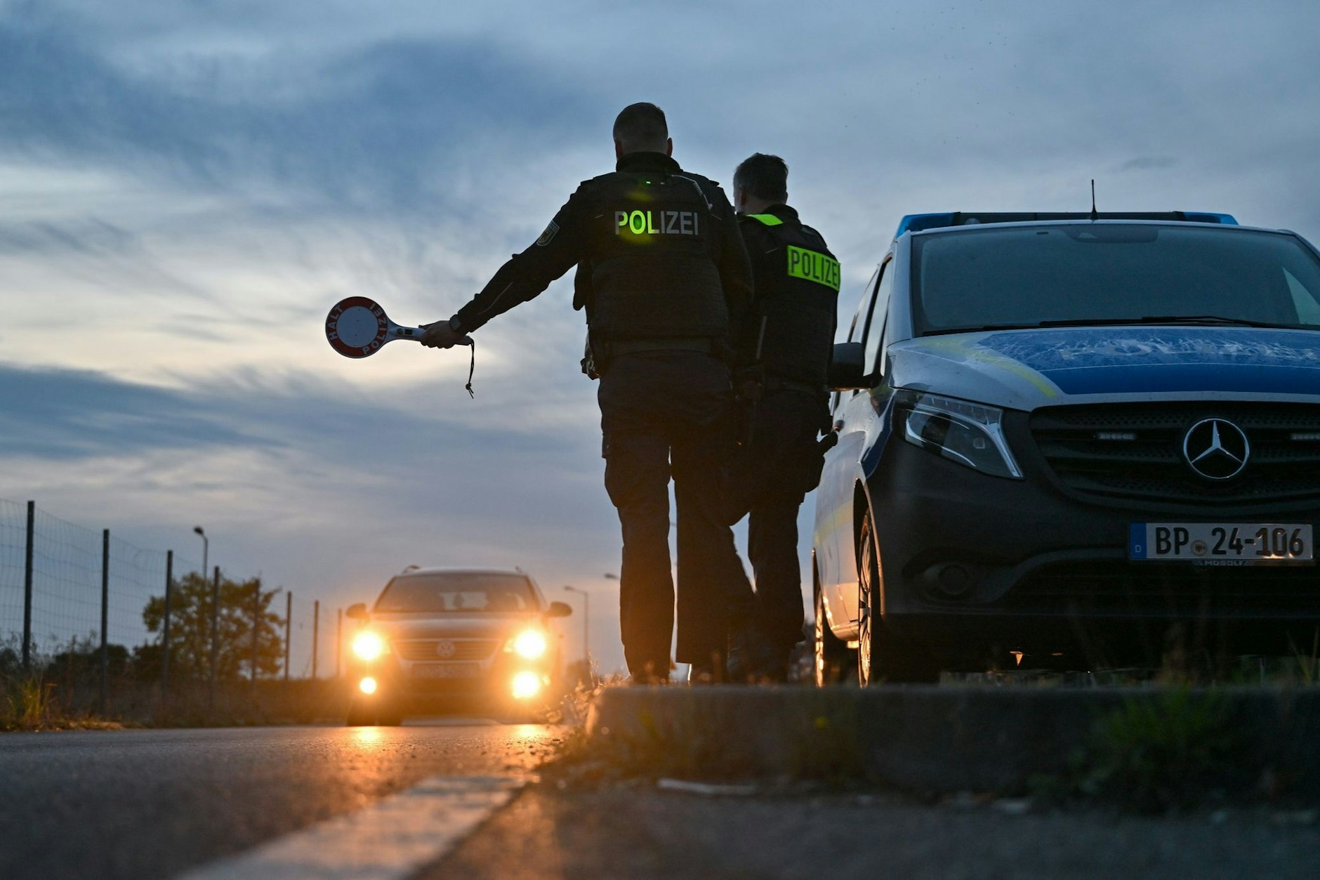 Beamte der Bundespolizei stoppen am frühen Morgen an einer Grenze einen Pkw bei der Einreise