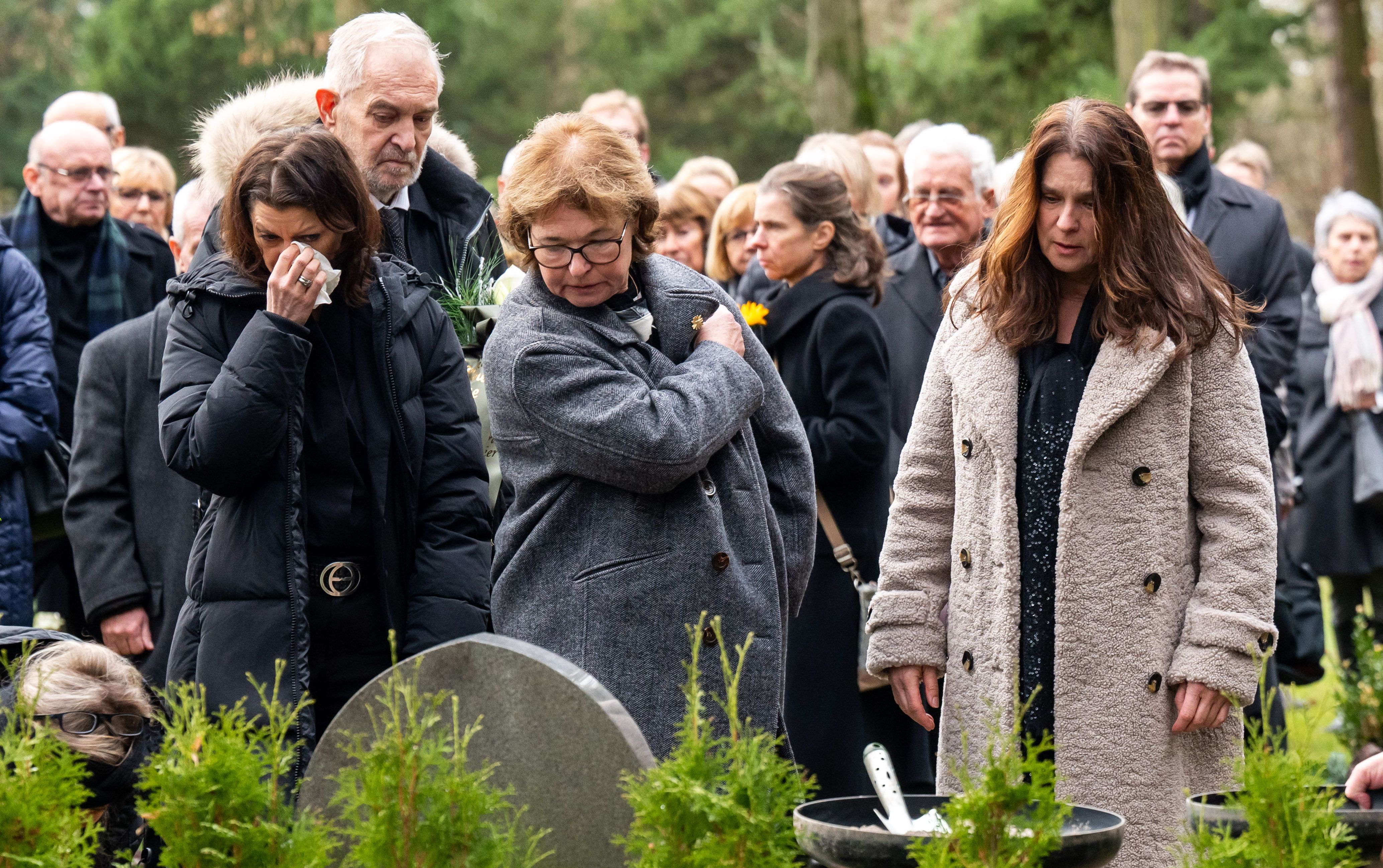 Katarina Witt – Tränenabschied am Grab von Jutta Müller