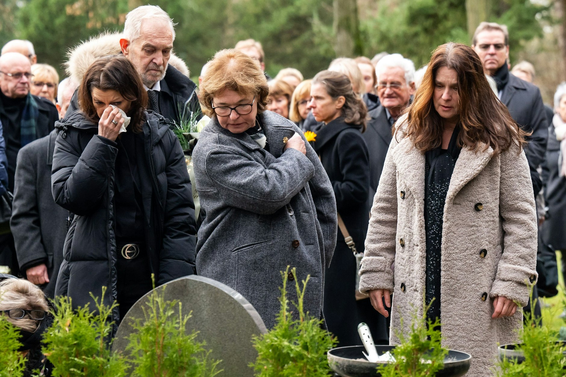  Katarina Witt (re.) nimmt zusammen mit den ehemaligen Eiskunstläuferinnen Evelyn Klaudt (li.) und Anett Pötzsch (Mi.) am Grab von Jutta Abschied von ihrer einstigen Trainerin.