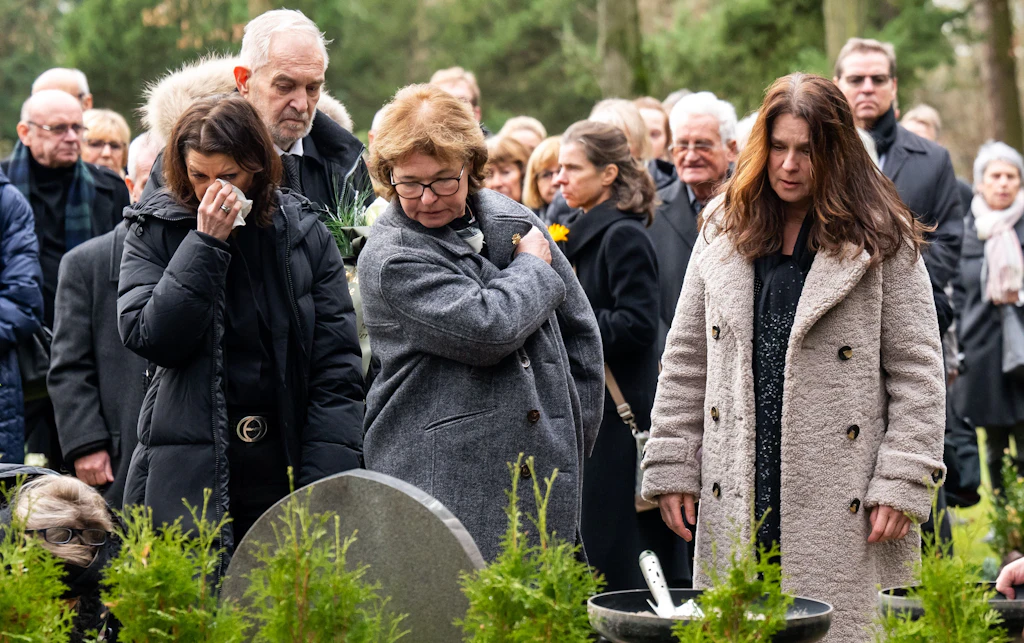 Katarina Witt – Tränenabschied am Grab von Jutta Müller