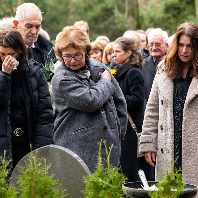 Katarina Witt – Tränenabschied am Grab von Jutta Müller