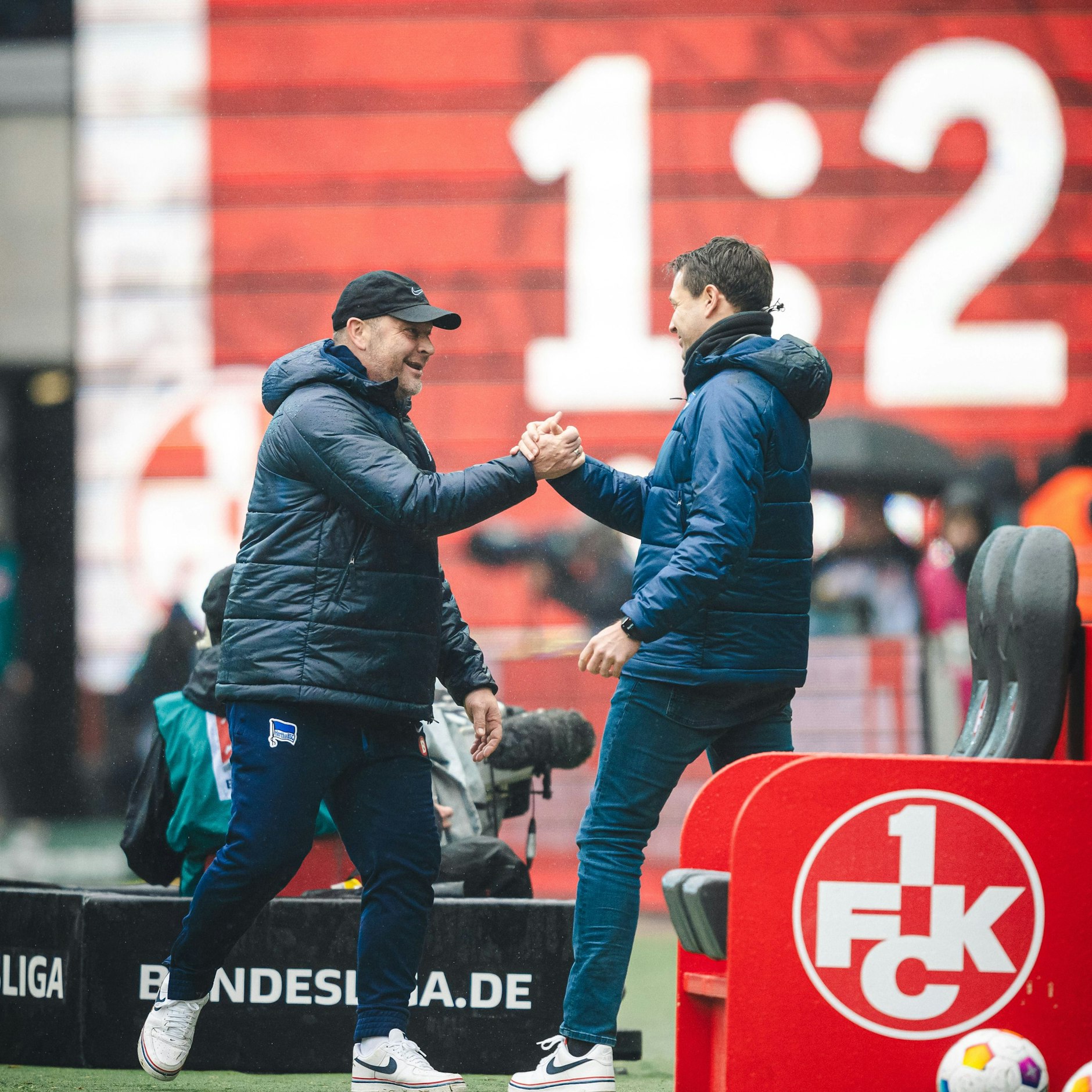Trainer Pal Dardai und Sportdirektor Benjamin Weber klatschen nach dem 2:1-Sieg in Kaiserslautern ab. Hertha BSC kommt immer besser in Fahrt.