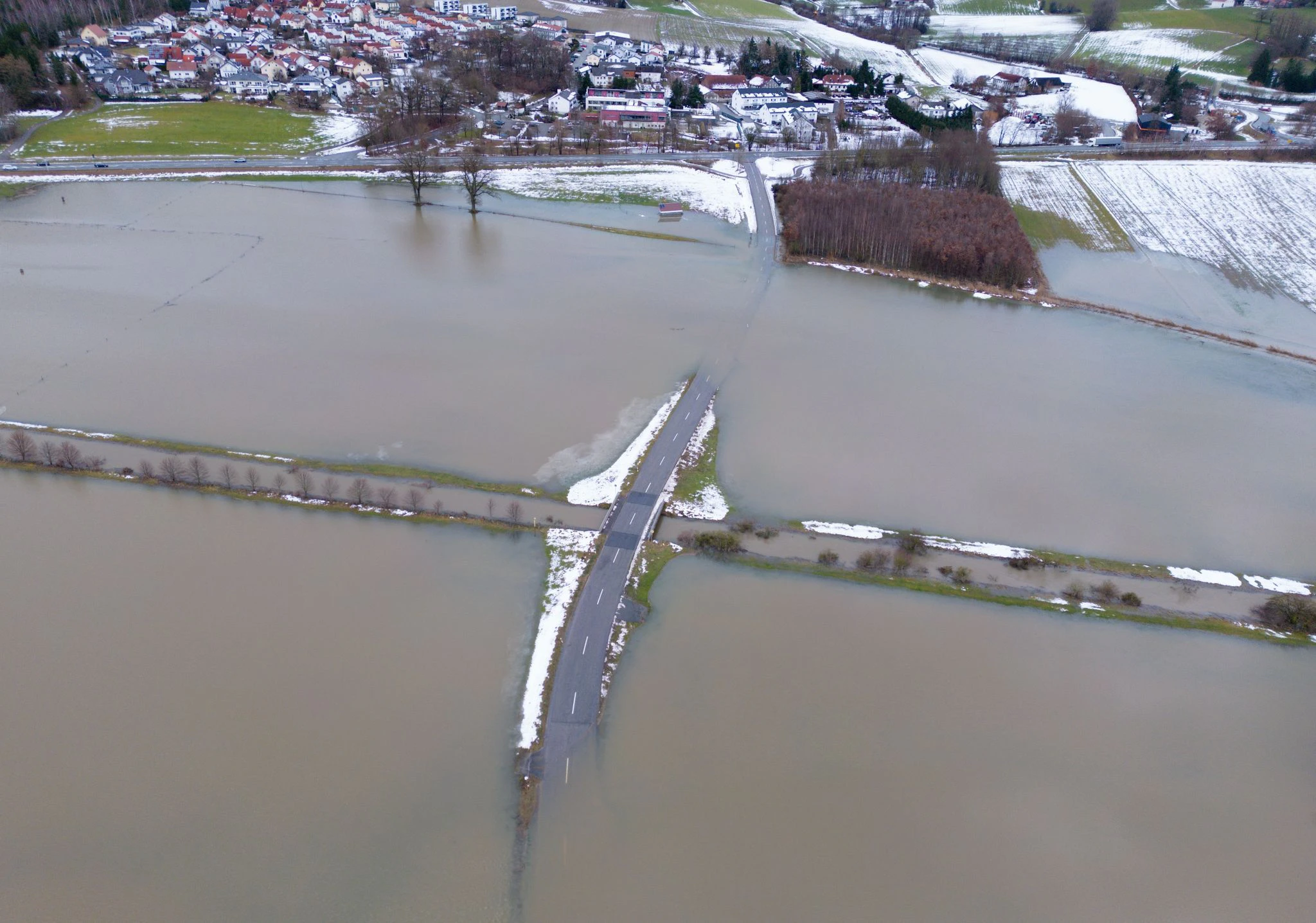 dpatopbilder - Eine Straße zwischen Achldorf und Gaindorf ist vom Hochwasser der Großen Vils überflutet.  