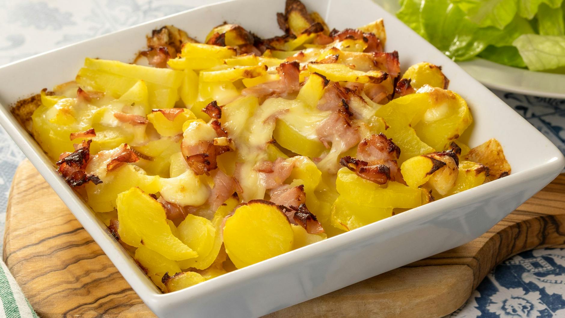 Lecker und frisch aus dem Ofen: Rartiflette mit Speck und Zwiebeln. Das Rezept für diesen Kartoffelauflauf ist einfach genial.