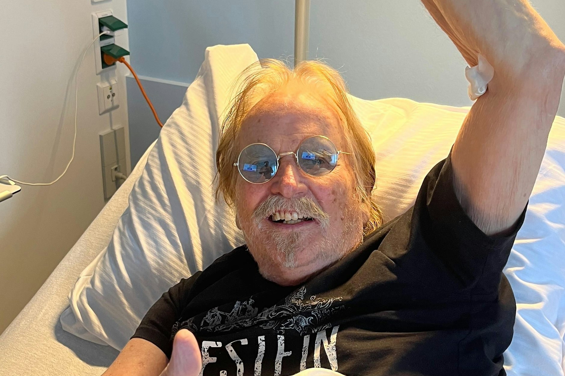 Ein echtes Berliner Urgestein geht nicht kaputt:So grüßt Frank Zander vom Krankenbett.