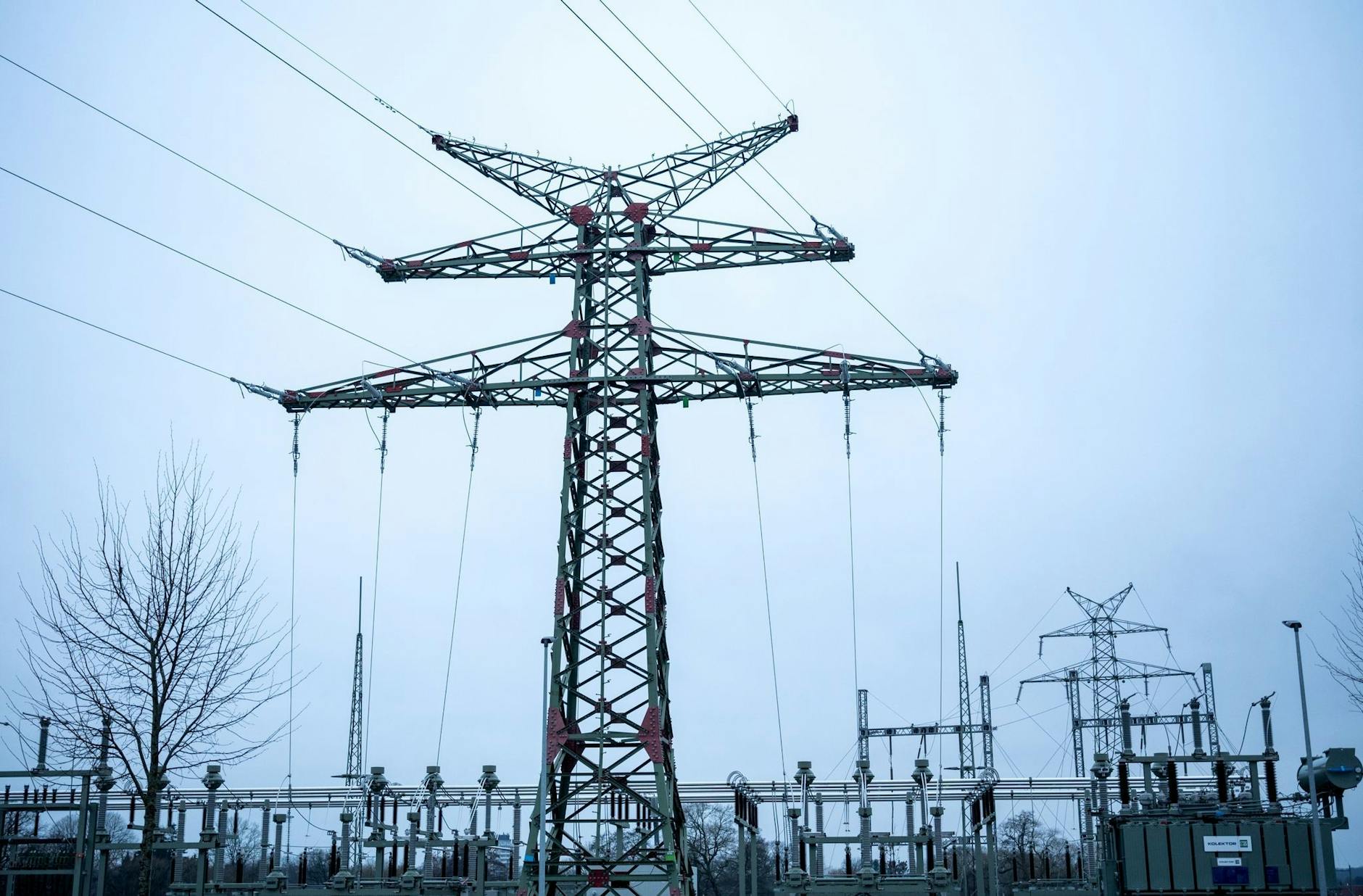 ARCHIV - Verbraucher und Firmen müssen sich auf höhere Strompreise einstellen.