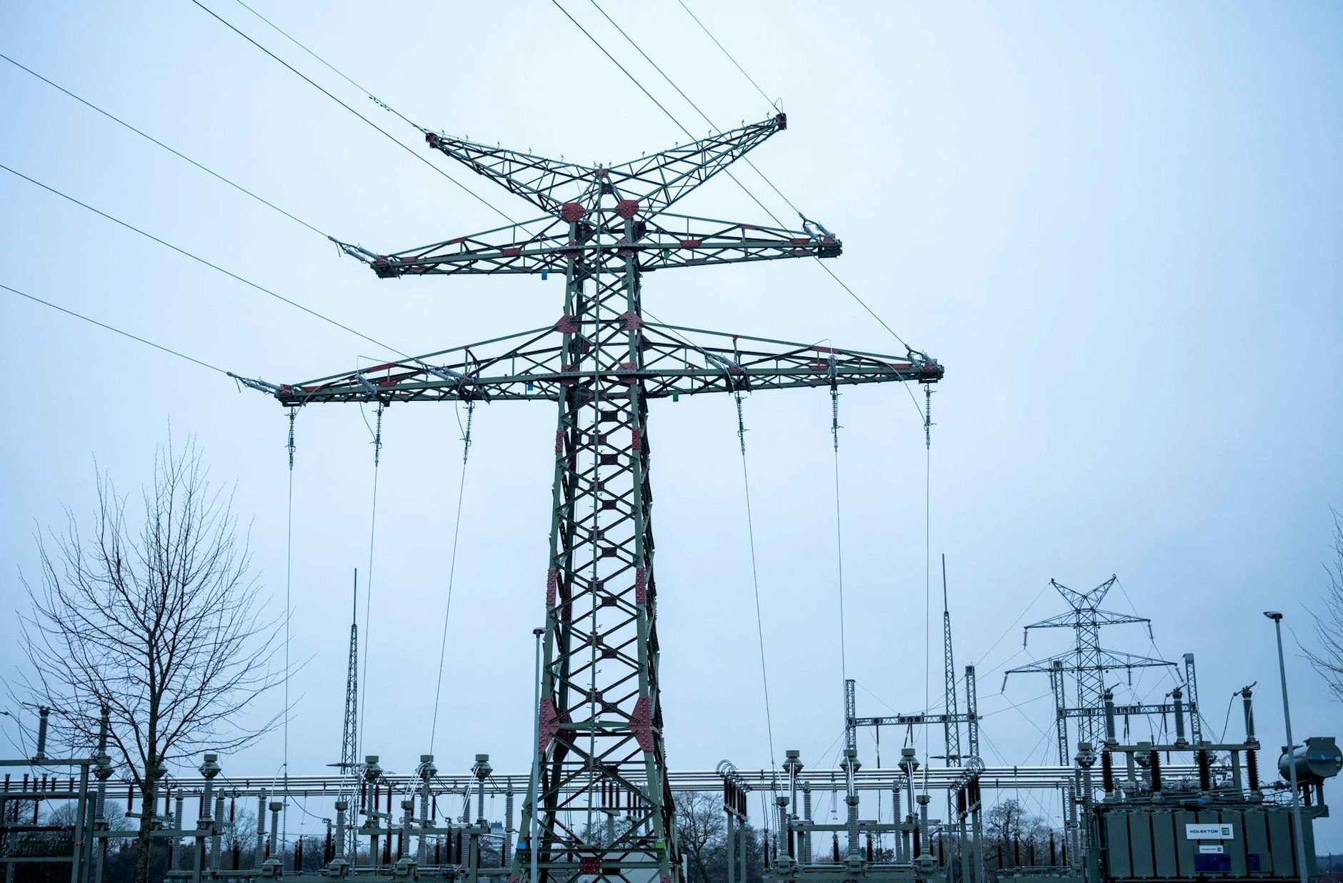 ARCHIV - Verbraucher und Firmen müssen sich auf höhere Strompreise einstellen.  