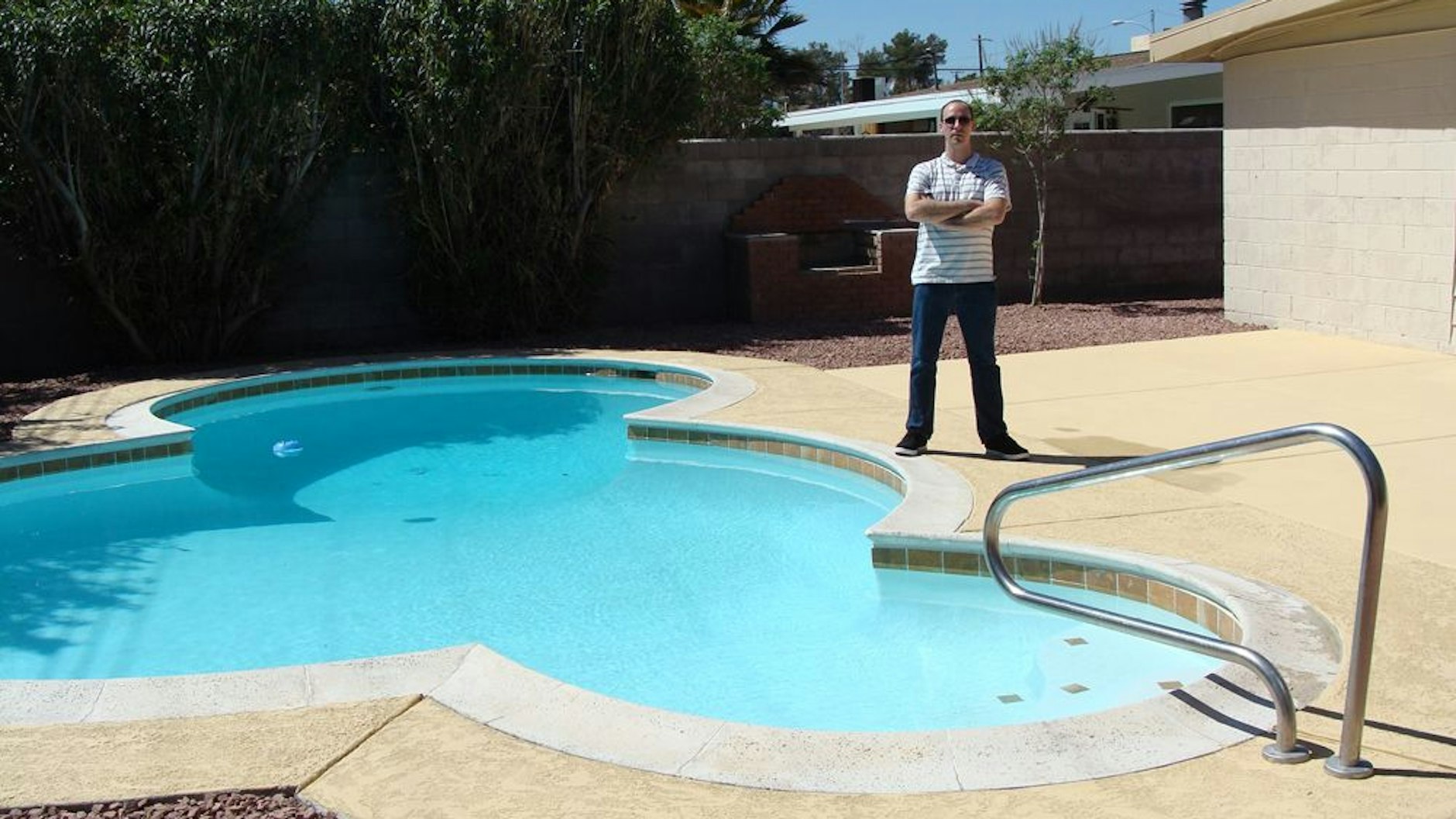 René Meinert steht am Pool einer seiner Immobilien.