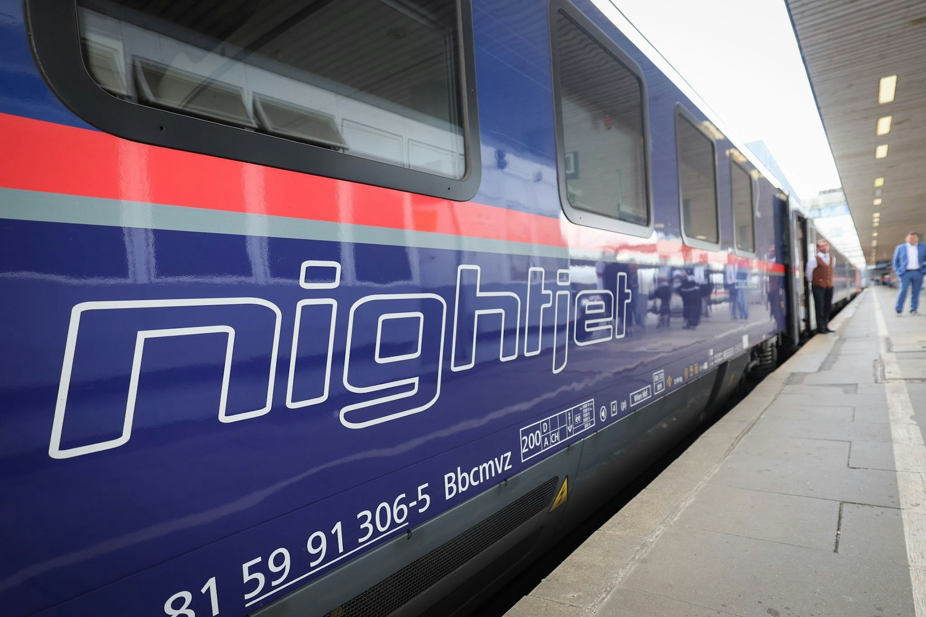 Ein Waggon des Nightjet der Österreichischen Bundesbahn mit dem „Liegewagen comfort“ steht am Gleis.&nbsp;