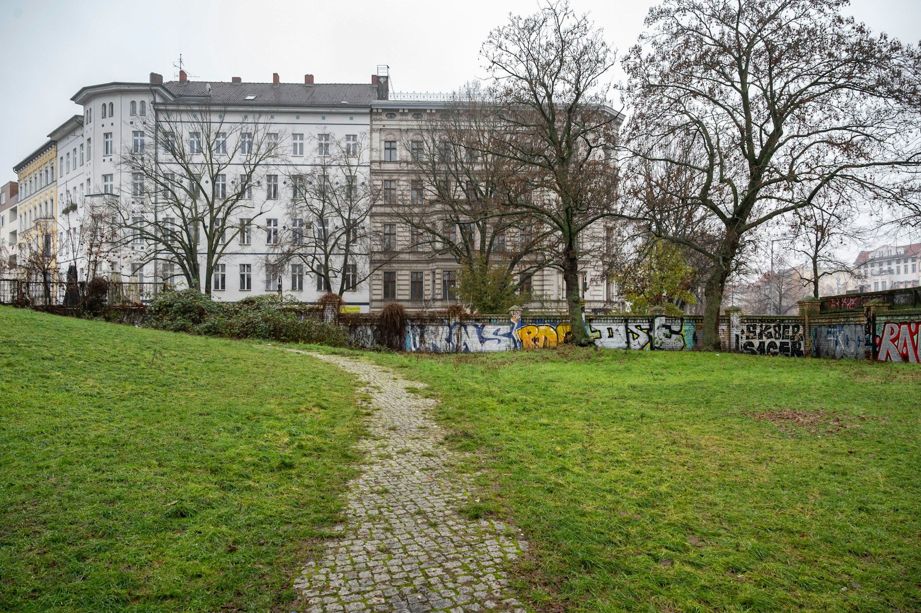 Der Görlitzer Park. Hier geschehen täglich Straftaten, die sich mit dem Zaun in der Nacht laut Senat verringern sollen.