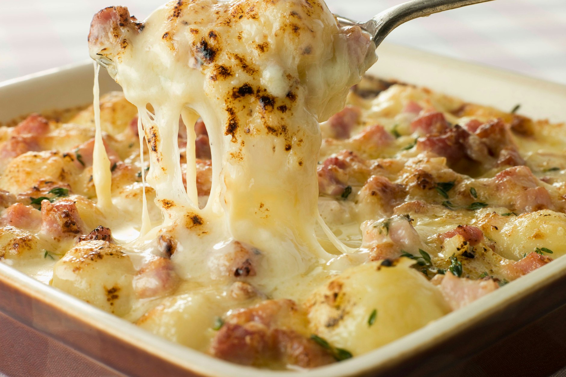 Tartiflette ist ein leckerer Kartoffelauflauf mit Speck und Zwiebeln, der mit richtig viel Käse überbacken wird. Im Rezept erfahren Sie, wie Sie ihn herstellen.