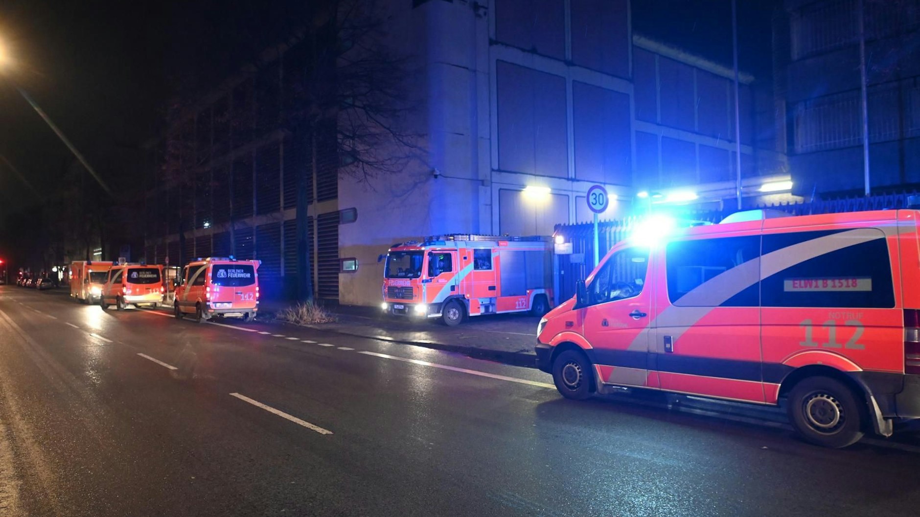 Die Feuerwehr rückte mit einem Großaufgebot an.
