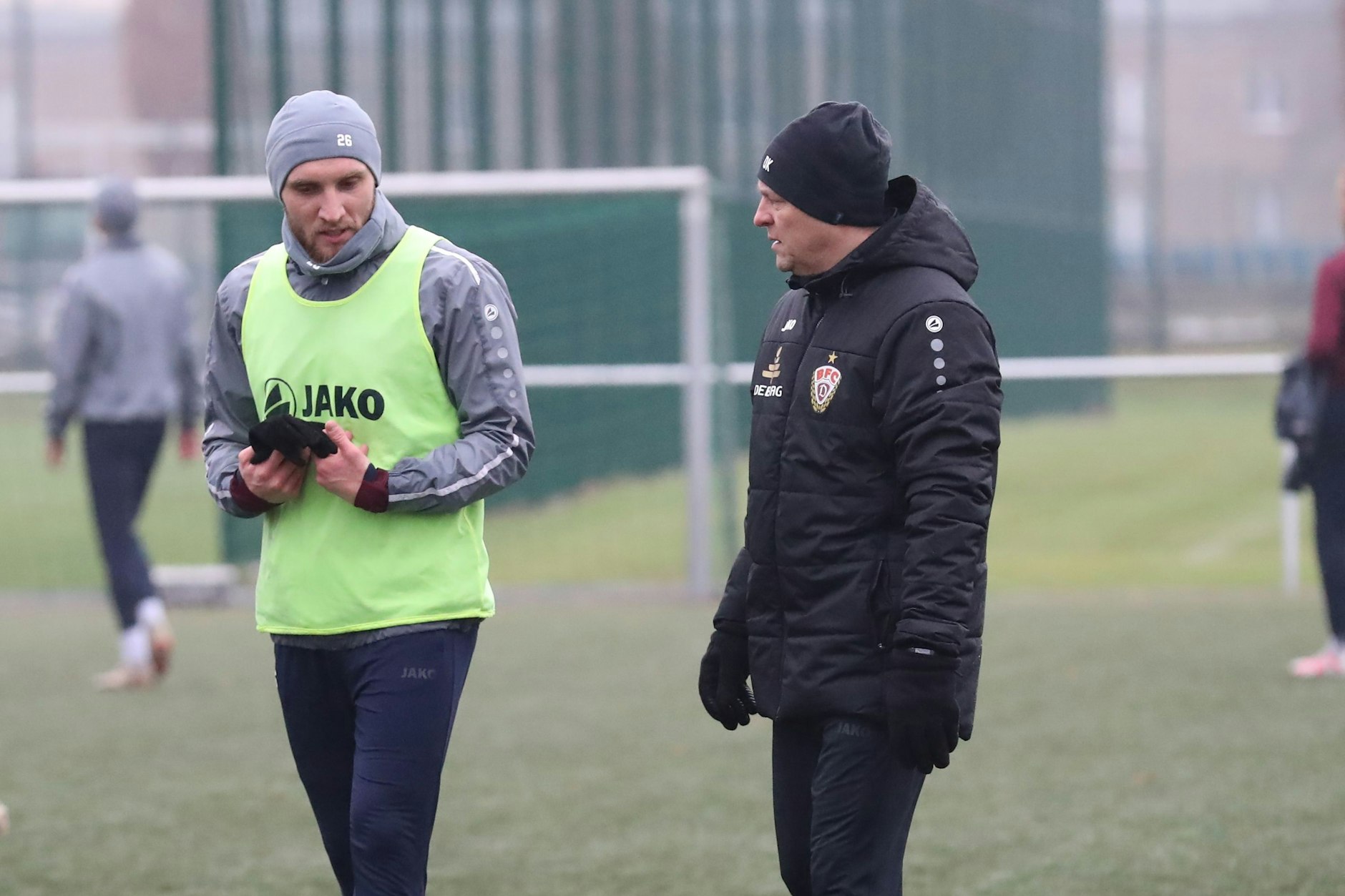 Dynamo-Coach Dirk Kunert (r.) auf Kunstrasen mit Amar Suljic.