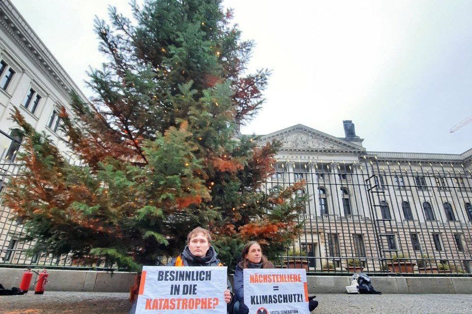 Besinnlich in die Katastrophe – Klimaaktivisten haben in mehreren Städten Weihnachtsbäume besprüht.