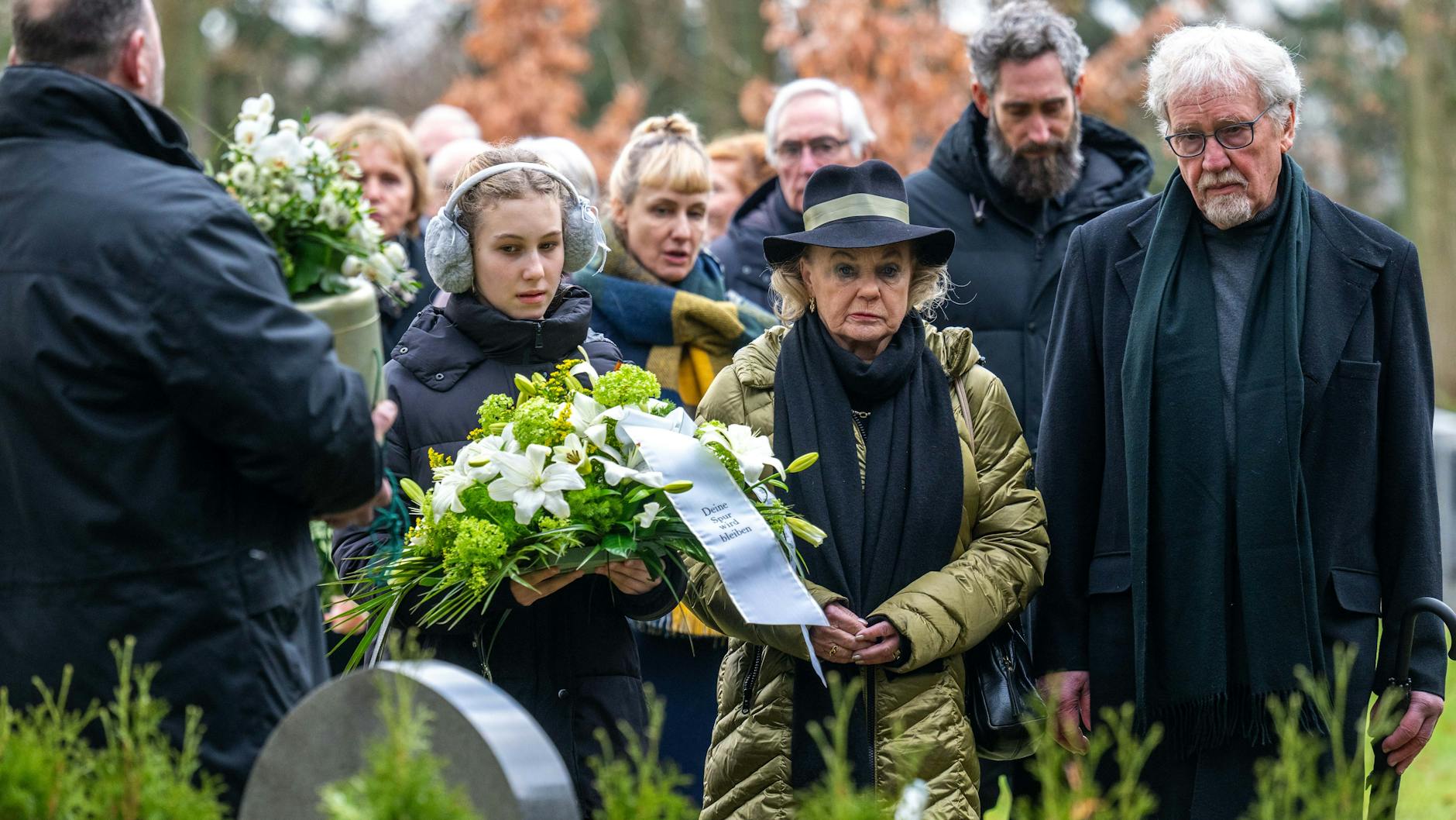 Tochter Gabriele „Gaby“ Seyfert (3.v.r), deren Mann Egbert und Müllers Ur-Enkelin Karlotta am Grab von Jutta Müller