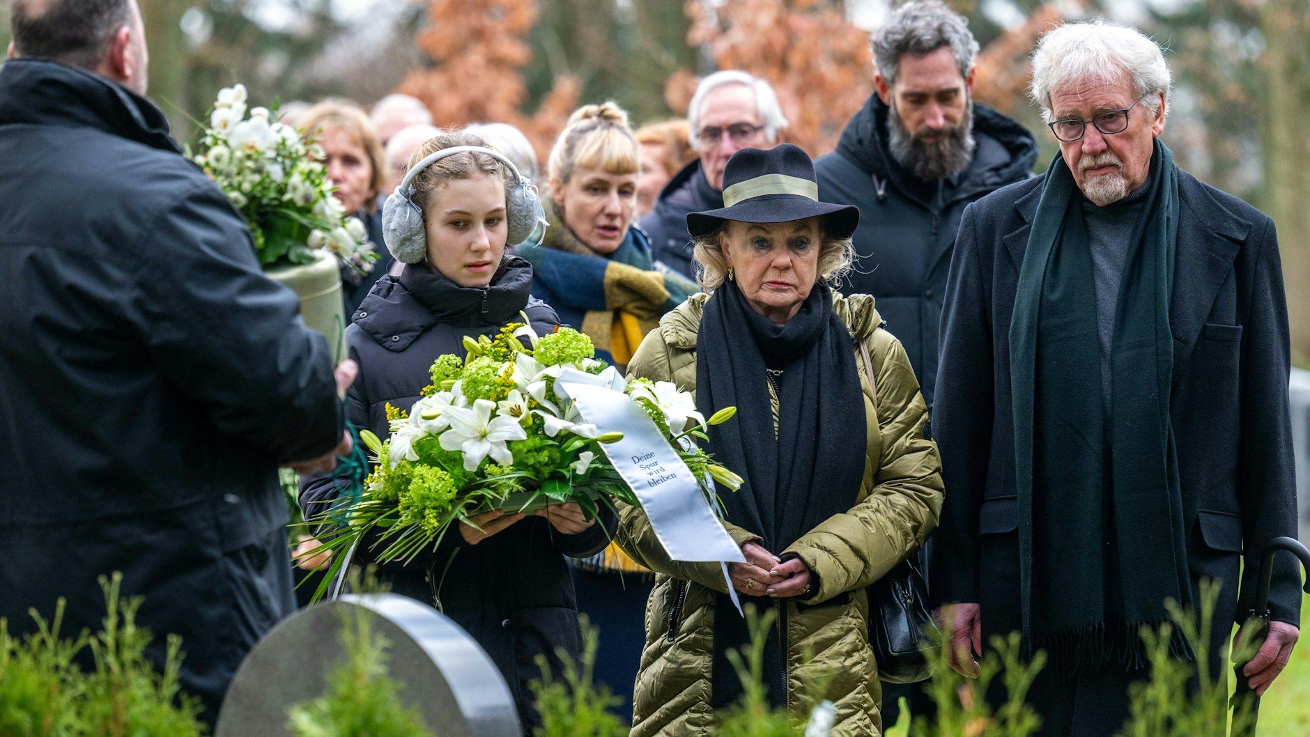 Tochter Gabriele „Gaby“ Seyfert (3.v.r), deren Mann Egbert und Müllers Ur-Enkelin Karlotta am Grab von Jutta Müller