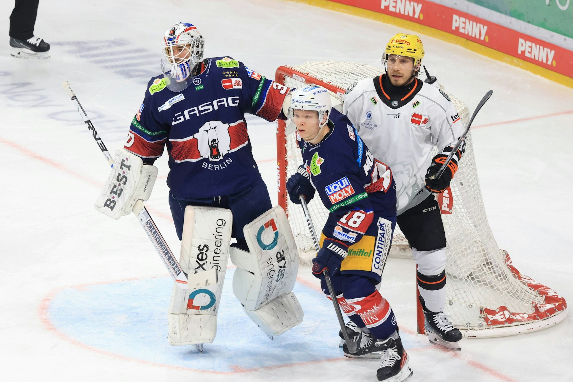 Die Eisbären Jake Hildebrand (l.) und Jonas Müller, hier gegen Frankfurts Chad Nehring, wollen heute in Iserlohn genau hinschauen.