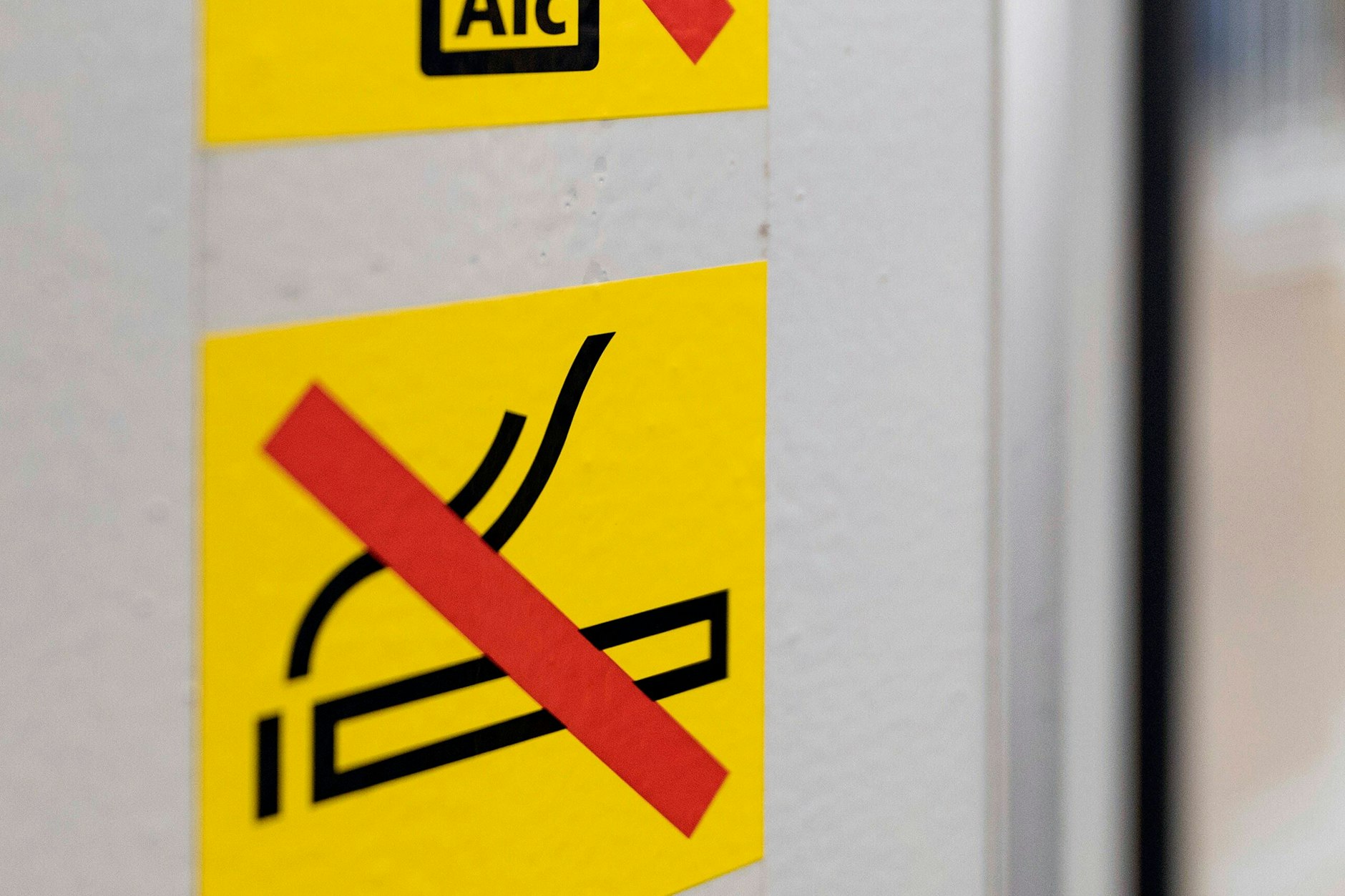Dieses Piktogramm in einem Zugabteil zeigt deutlich: Hier herrscht Rauchverbot. Solche Zeichen gibt es auch in der S-Bahn. Doch ein Berliner hielt sich nicht daran.